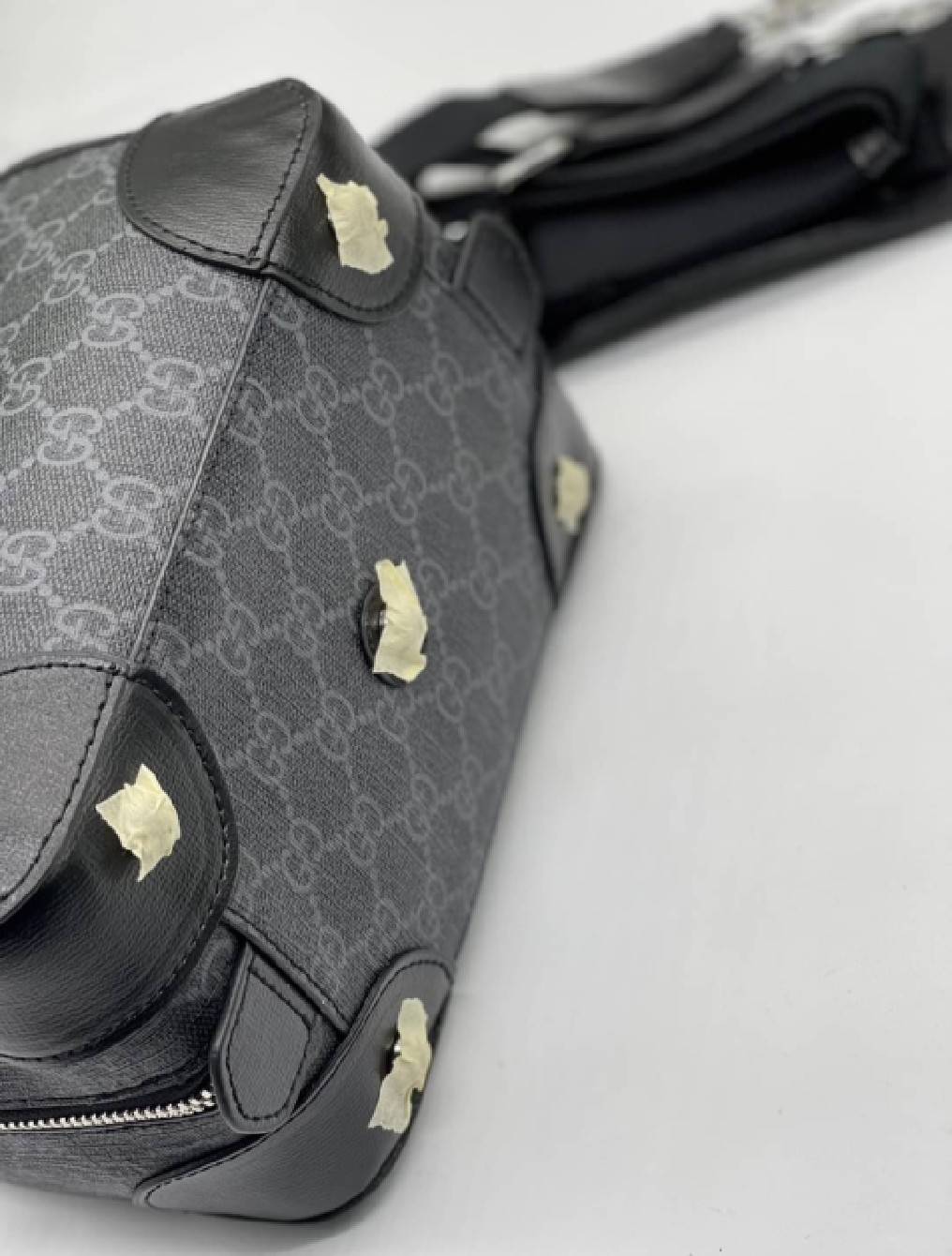 GUCCI Small duffle bag with Interlocking G เกรดออริจินอล กระเป๋าสะพาย กระเป๋าถือทรงหมอนสวยสีดำคลาสสิค วัสดุหนังแคนวาสอย่างดี ใบจริงสวยมาก! เปิด-ปิดกระเป๋าด้วยซิป หัวซิปตัว G อะไหล่สีทอง เลิศ!! ภายในโล่งกว้าง มาพร้อมสายสะพาย ปรับได้ ถอดออกได้ จะถือหรือสะพา
