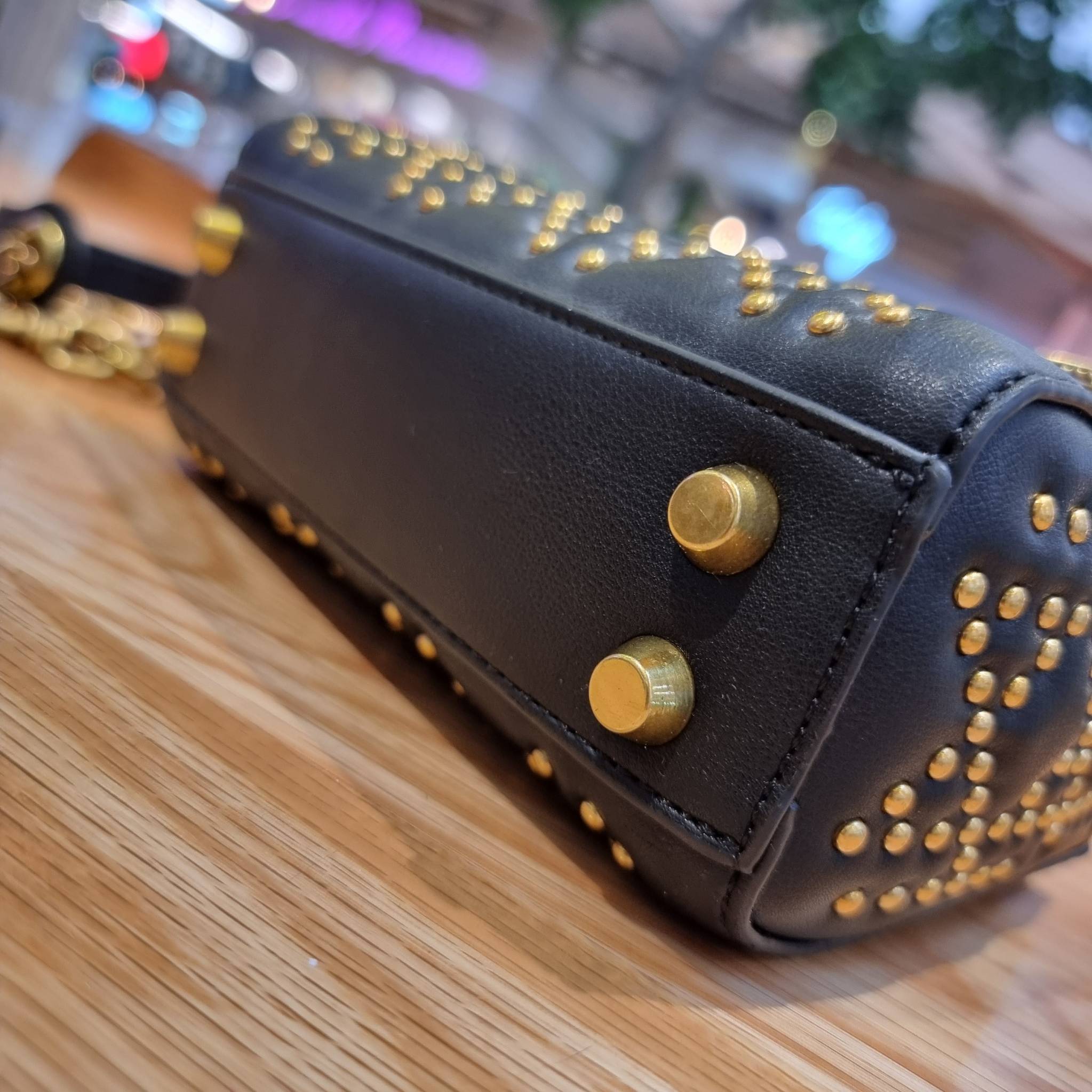 DIOR CD MINI LADY STUDDED BAG กระเป๋าสะพายข้างพรีเมี่ยมกิ๊ฟสุดฮอต ดีไซน์ตกแต่งหมุดเต็มใบ ไม่มีคือพลาด หรูจริงอะไรจัง ทรงกล่องคลาสสิค วัสดุหนังแท้ โดดเด่นด้วยพวงกุญแจโลโก้สีทองลิมิเต็ด มีหูจับในตัวและสายครอสบอดี้สุดเลิศ แต่งเติมดีเทลอัพราคาไปอีก ภายในเป็นช