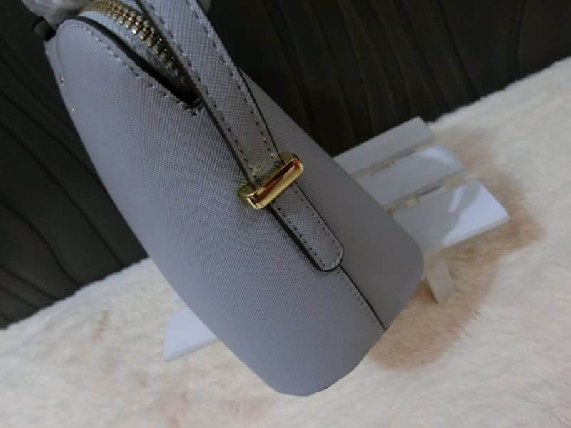 KATE SPADE CEDAR STREET MANDY แบรนด์ดังจากอเมริกาสุดฮิต กระเป๋าขนาดน่ารัก สะพายข้าง หนัง saffiano ภายในลายสวยเก๋สีทองเรียบหรู ทรงแข็งอยู่ทรง MUST HAVE!!