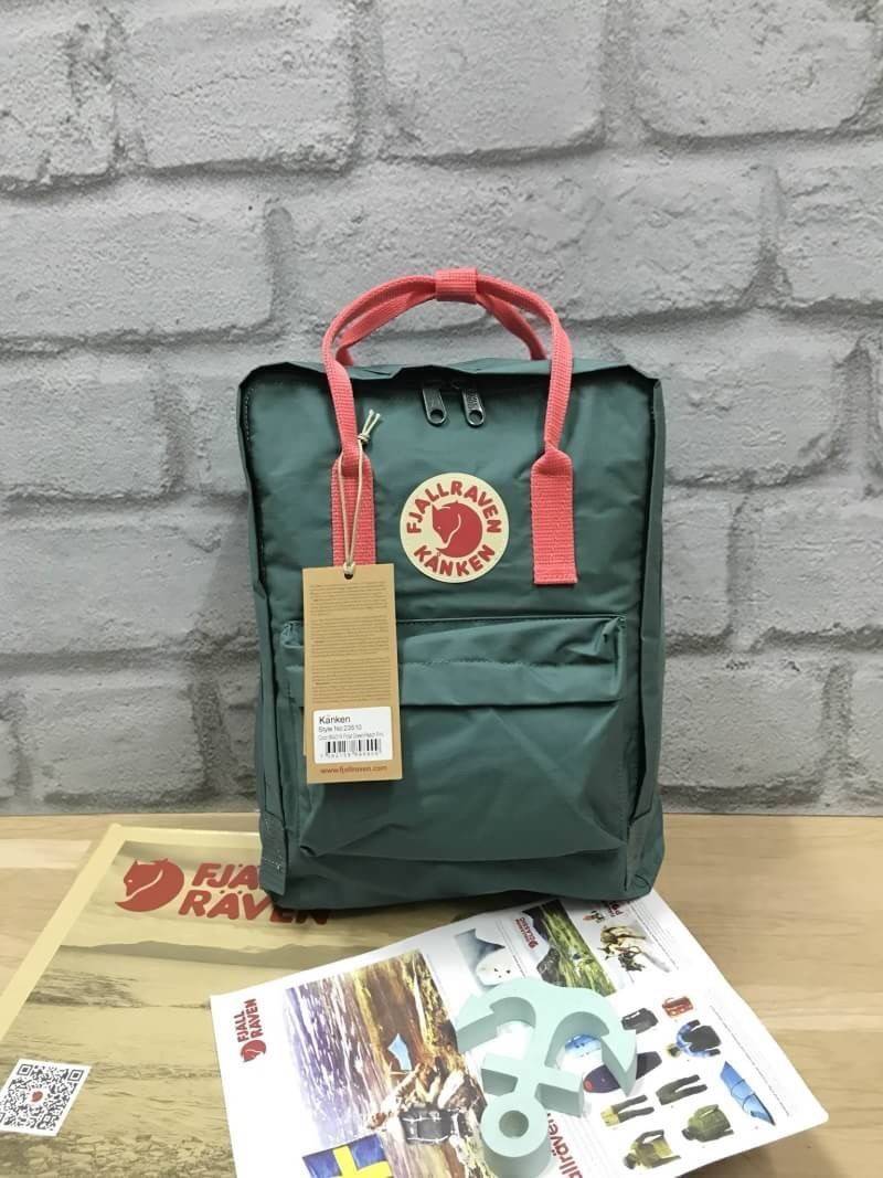 Kanken backpack รุ่น Classic แบรนด์ดังจากสวีเดนที่นิยมกันมากในหมู่วัยรุ่น กระเป๋าเป้ที่มีน้ำหนักเบา แต่มีความทนทาน และช่องว่างต่างๆมากขึ้น มีซิปหน้าสำหรับใส่ของกระจุกกระจิก และหูหิ้วทั้งด้านหน้าและด้านหลัง สำหรับการหิ้วถือได้สะดวก ใส่มินิไอแพค กระเป๋าสตาง