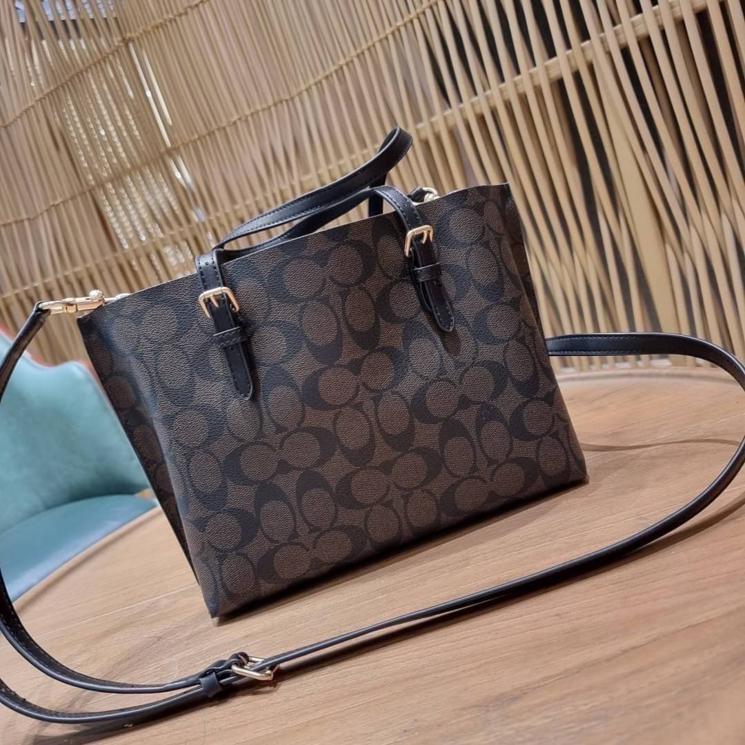 OUTTLET 】COACH MOLLIE TOTE 25 (C4250 C4084) น้องคนสวยอีกหนึ่ง!! กระเป๋าโท้ทไซส์เล็กที่สาวๆหลงรัก ดีไซน์คลาสสิคเหมือนเดิม เพิ่มเติมคือสะดวกขึ้นเยอะ!! ย่อส่วนมาจากใบใหญ่เป๊ะๆ น่ารักน่าใช้มากๆ วัสดุหนัง crossgrain ทนทาน ใช้งานง่าย เรียบหรูดูดีม้าก!! ภายในโล่
