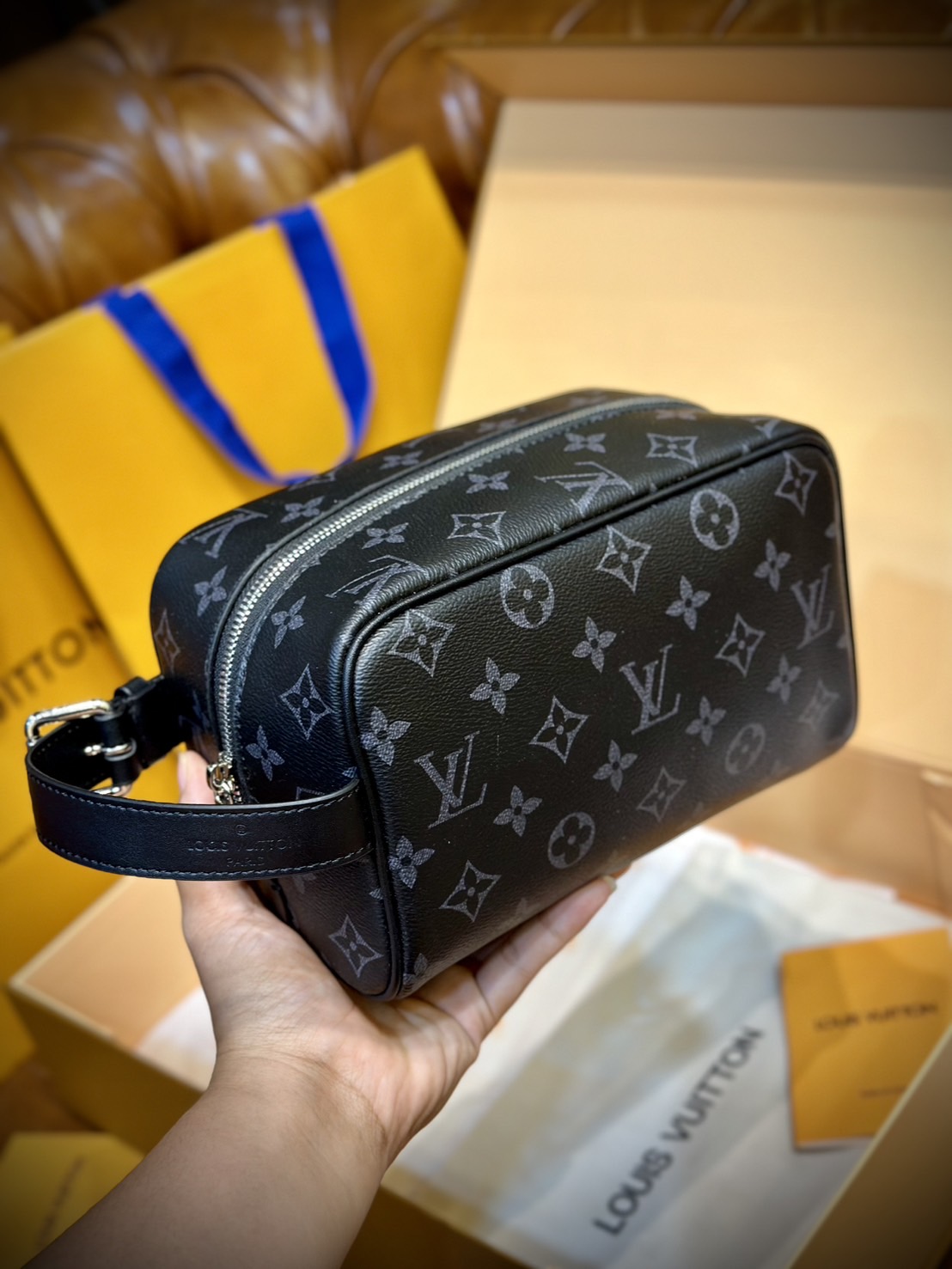 LV Trousse Toilette Locker Dopp Kit / LV Clutch Bag 22cm กระเป๋าถือทรงพอชหรือคลัช แบบคลาสสิกสวยงามเป็นเอกลักษณ์ มีหูหิ้วพกพาสะดวก เกรดออริ