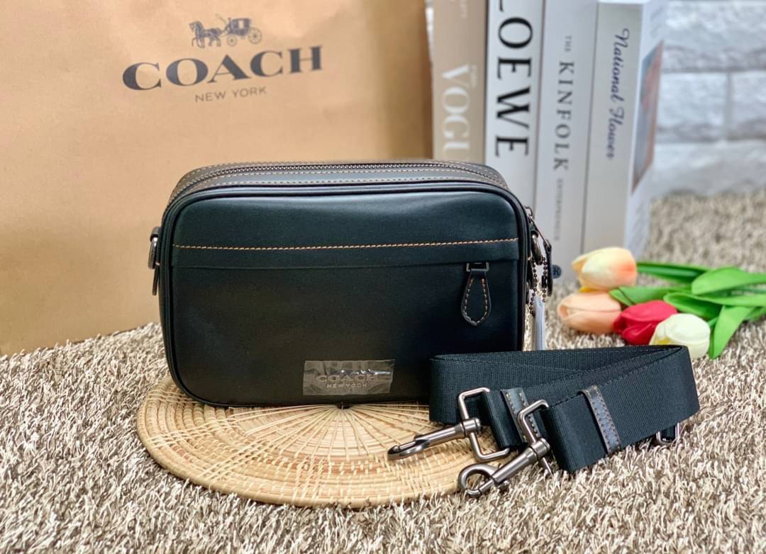 3สีเข้าใหม่งานคุณภาพอีกแล้วคับท่านน ทั้งสี ทั้งหนังสวยมากๆค่าา!! COACH GRAHAM CROSSBODY BAG ((39946)) พร้อมส่ง! กระเป๋าสะพายแบบครอสบอดี้ร์ ใช้ได้ทั้งชาย//หญิง หนังแท้อย่างดี เรียบหรูค่ะ ด้านหน้ามีช่องซิปซ่อนให้หนึ่งช่อง ช่องซิปหลักกว้าง ใส่ของจำเป็นได้ครบ