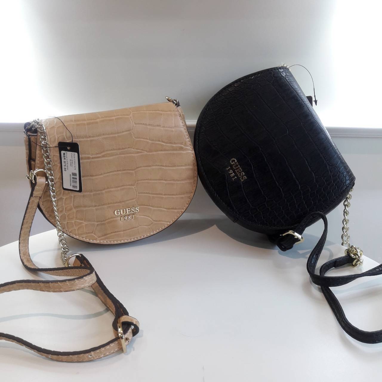 Guess croc crossbody bag กระเป๋าสะพานดีไซน์เก๋ ทรงน่ารัก ฝาพับโค้งดีไซน์สวย ด้านหนังปั๊มลาย croc ประดับ logo brand สีทอง เปิดปิดด้วยกระดุม มีช่องเล็กลับใส่บัตรได้ ช่องใหญ่บุผ้า ลายแบรนด์ มีช่องใส่ของแยก ใส่มือถือได้ทุกรุ่น มาพร้อม สายยาวโซ่ต่อหนัง ใบนี้เห