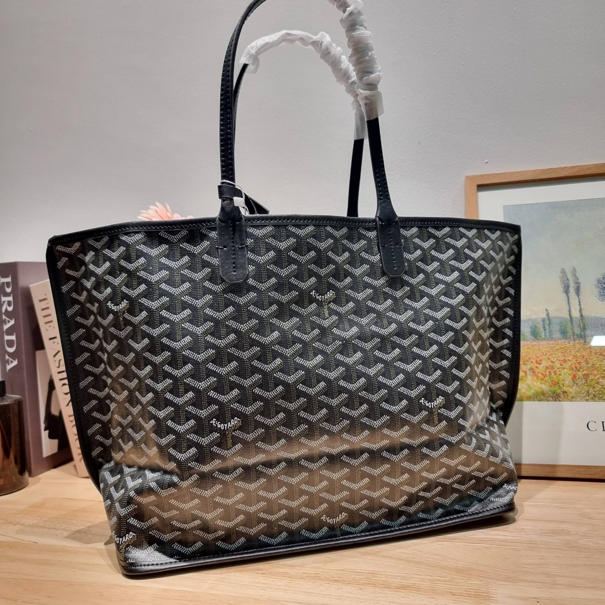 GOYARD ANJOU REVERSIBLE TOTE กระเป๋าสะพายทรงโท้ท ใบใหญ่จุใจ!! กลับด้านใช้ได้ทั้ง 2 ด้าน มาครบสีขายดี เลิศทุกสี รูปทรงคลาสสิค ดีไซน์เป็นเอกลักษณ์ ใช้งานได้หลากหลาย