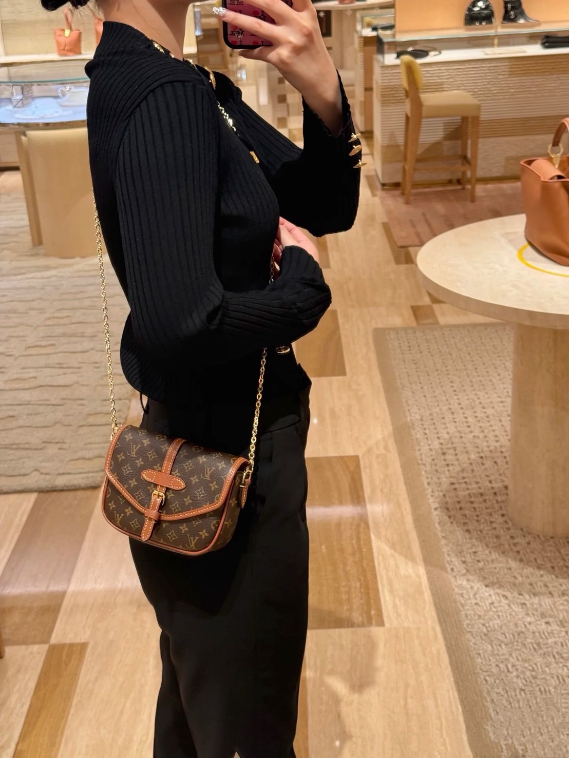 ORI หนังแท้ | Lv Marilyn White Multicolor Monogram Canvas Shoulder Bag สุดคุ้มกับกระเป๋าดีไซน์ใหม่ จัดคู่ดูโอ้ ได้ 2 ใบในราเดียว ปรับใช้งานได้ทั้งคาดเอวหรือสะพายได้ มาพร้อมสายสะพาย 2 แบบ ทั้งสายหนังและสายโซ่ คุ้มยิ่งกว่าอะไรทั้งหมดเลยค่า