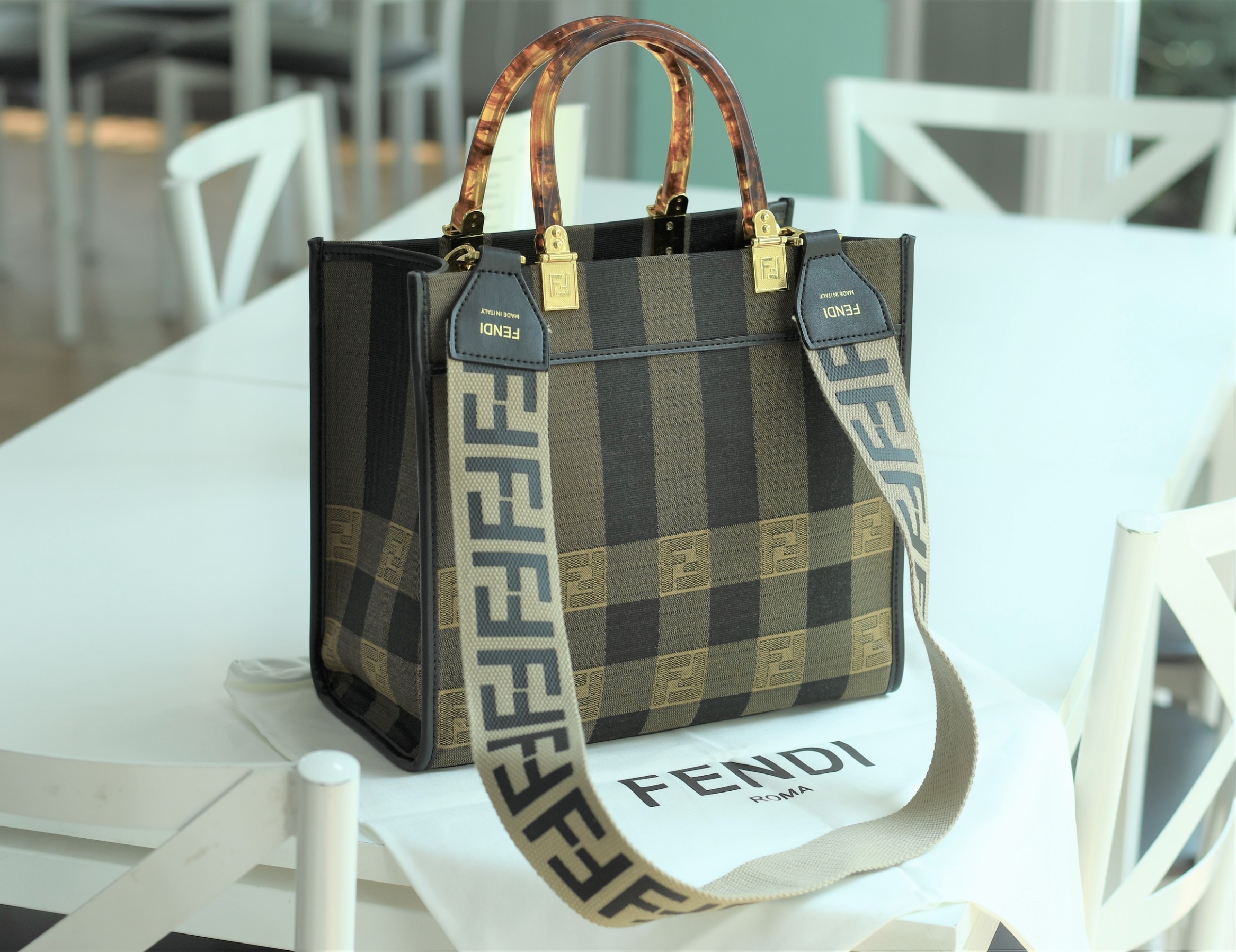 พรีเมี่ยมกิ๊ฟแท้ 100% 】Fendi New Tote Gift bag กระเป๋าถือหรือสะพายไหล่ วัสดุผ้า canvas ปักลายแบรนด์ น้ำหนักเบา ภายในโล่ง จุของได้เยอะ สวยหรู ดูดี คุณนายสุดๆ ไอเท็มแนะนำเลยค่า