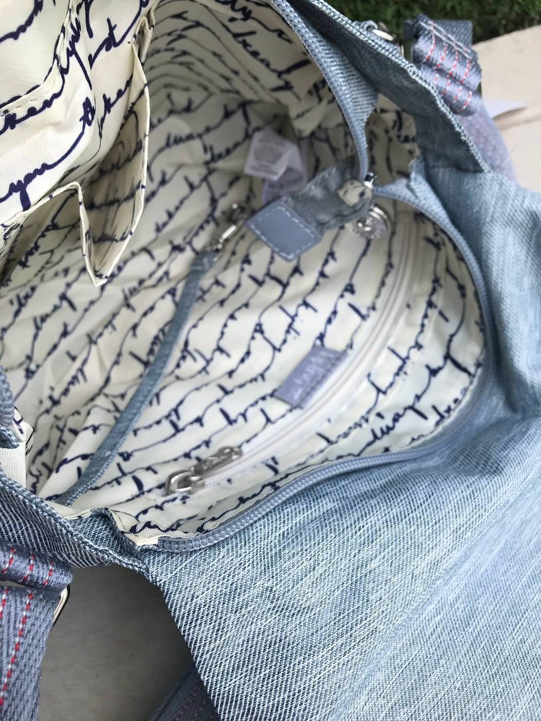 Kipling Basic Plus Earthbeat S Crossbody bag กระเป๋าสะพายทรงครอสบอดี้ สามารถสะพายได้ทั้งสายคู่และสายเดี่ยว มีดีเทลที่ฝาหน้ามีช่องซิปซ่อนทรงลึกและด้านหลังมีอีก1ช่อง ช่องหลักเปิดปิด2ชั้นด้วยกระดุมแม่เหล็กและซิปเดียวใช้งานง่าย ภายในใส่ได้ทั้งมินิไอแพด กระเป๋