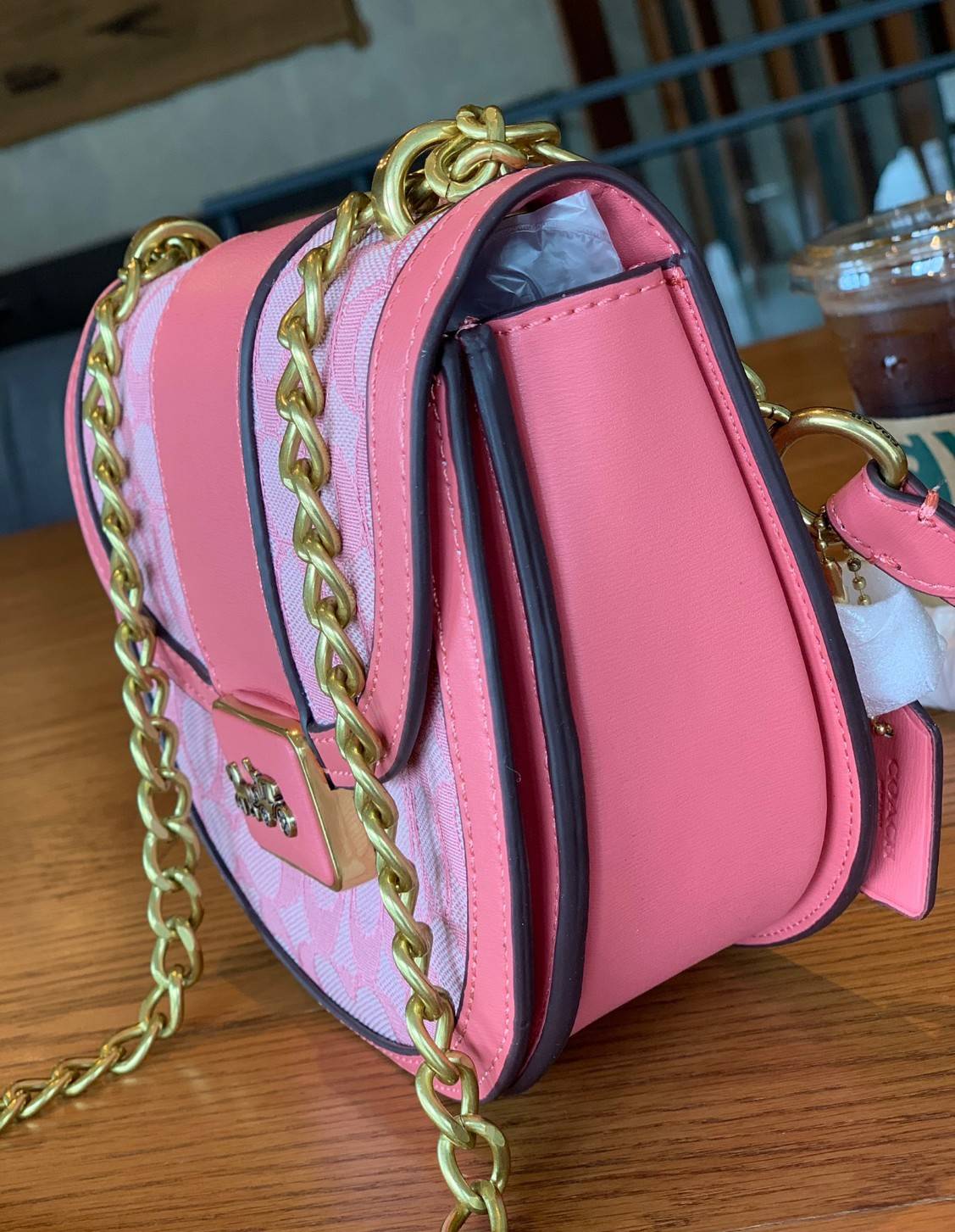 COACH ALIE SADDLE BAG JACQUARD IN SIGNATURE ((C4694//C3464)) พร้อมส่งที่ไทย รุ่นใหม่ล่าสุดค่ะ! กระเป๋าสะพายข้าง//ครอสบอดี้ร์//หรือทบสายคู่สะพายไหล่ได้ค่ะ วัสดุJacquard+หนังแท้ ได้สวยงามลงตัวมากๆ เปิดปิดกระเป๋าแบบกดล็อค มีอะไหล่โลโก้แบรนด์โดดเด่นปนคลาสสิค