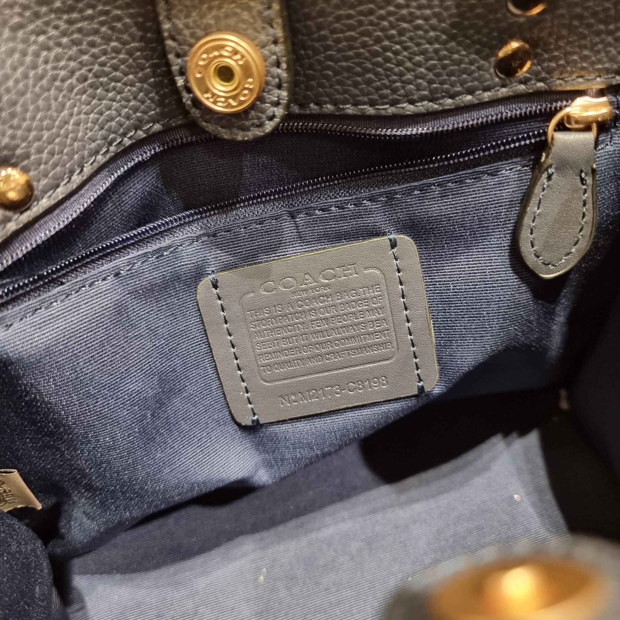 COACH C8198 DEMPSEY TOTE 22 WITH GARDEN PLAID PRINT AND COACH PATCH คอลใหม่สุดคิ้วท์ หวานๆใสๆ น่ารักชะมัด!! ดีไซน์ลายสก็อต เหมาะกับฟีลลิ่งปิคนิคเป็นที่สุด กระเป๋าทรงโท้ท ไซส์กำลังสวย ฟังก์ชั่นการใช้งานก็สะดวกที่สุด มีทั้งสายคล้องในตัว และสายครอสบอดี้ วัสด