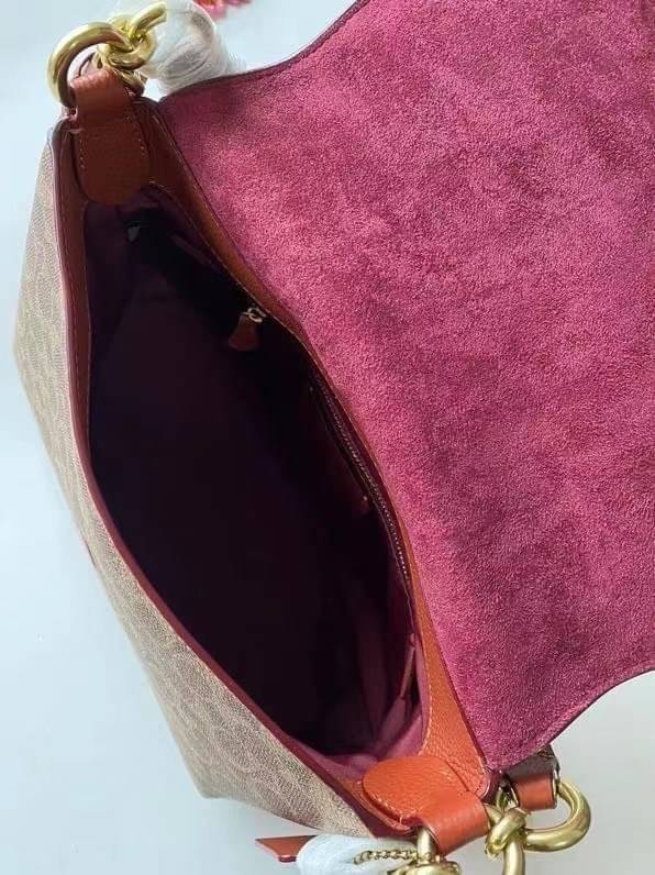 COACH Coated Canvas Signature May Shoulder Bag พร้อมส่งที่ไทย คัดงานคุณภาพ จัดเต็มมาให้ต่อนรับปีใหม่นี้ค่าา ✔️กระเป๋าหิ้ว//คล้องไหล่//สะพายข้างได้ ใบใหญ่ สุดคุ้ม! ✔️หนังแท้ชั้นดีที่สุด หนังหนานิ่ม รู้สึกได้ตอนสัมผัสค่ะ สวยมากๆ ✔️ด้านห