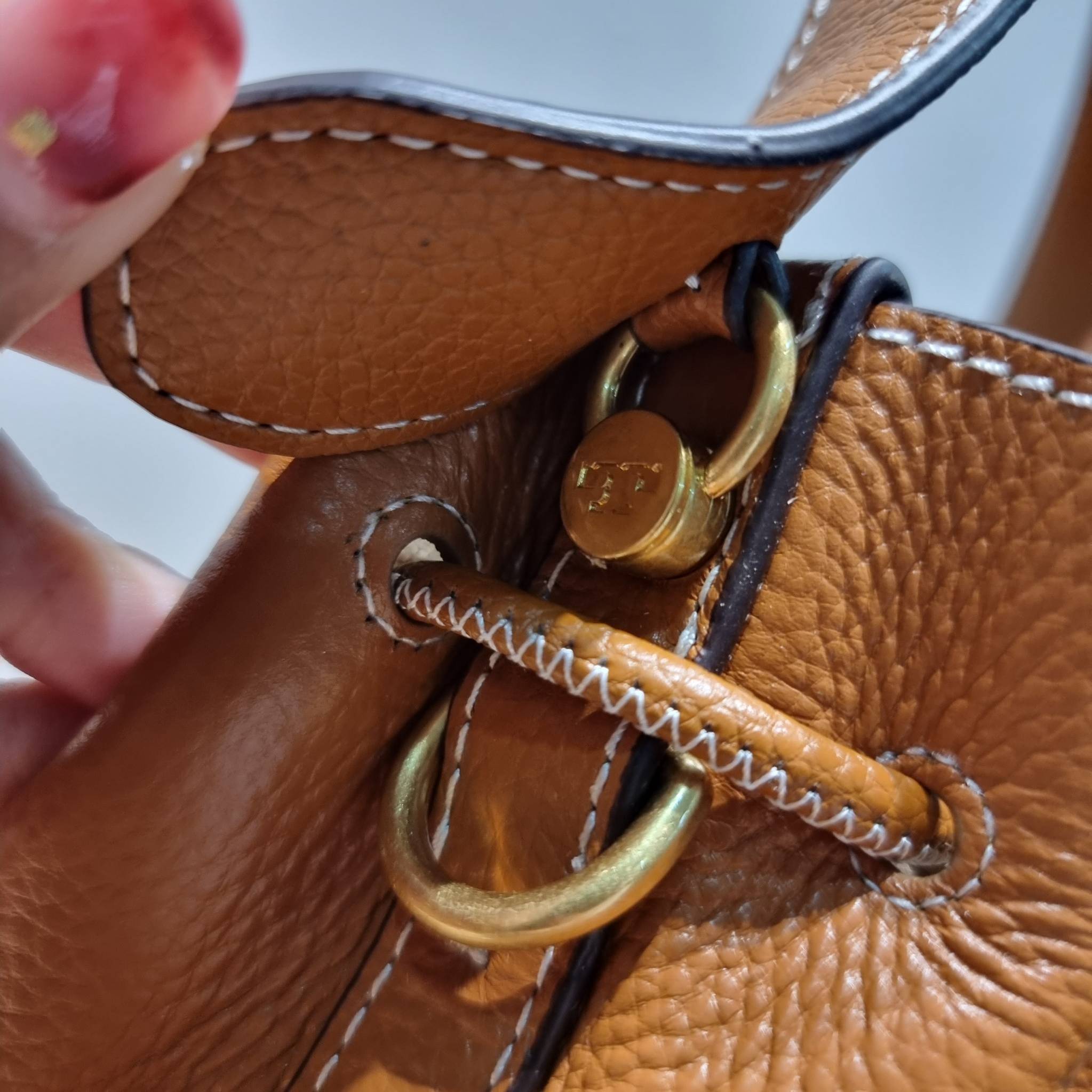 TORY BURCH MILLER BUCKET BAG / Tory Burch Bag รุ่นยอดนิยม สวยหรู ดูผู้ดี กับกระเป๋าสะพายบัคเก็ตใบใหญ่ โดดเด่นด้วยโลโก้สีทอง รูปทรงคลาสสิค