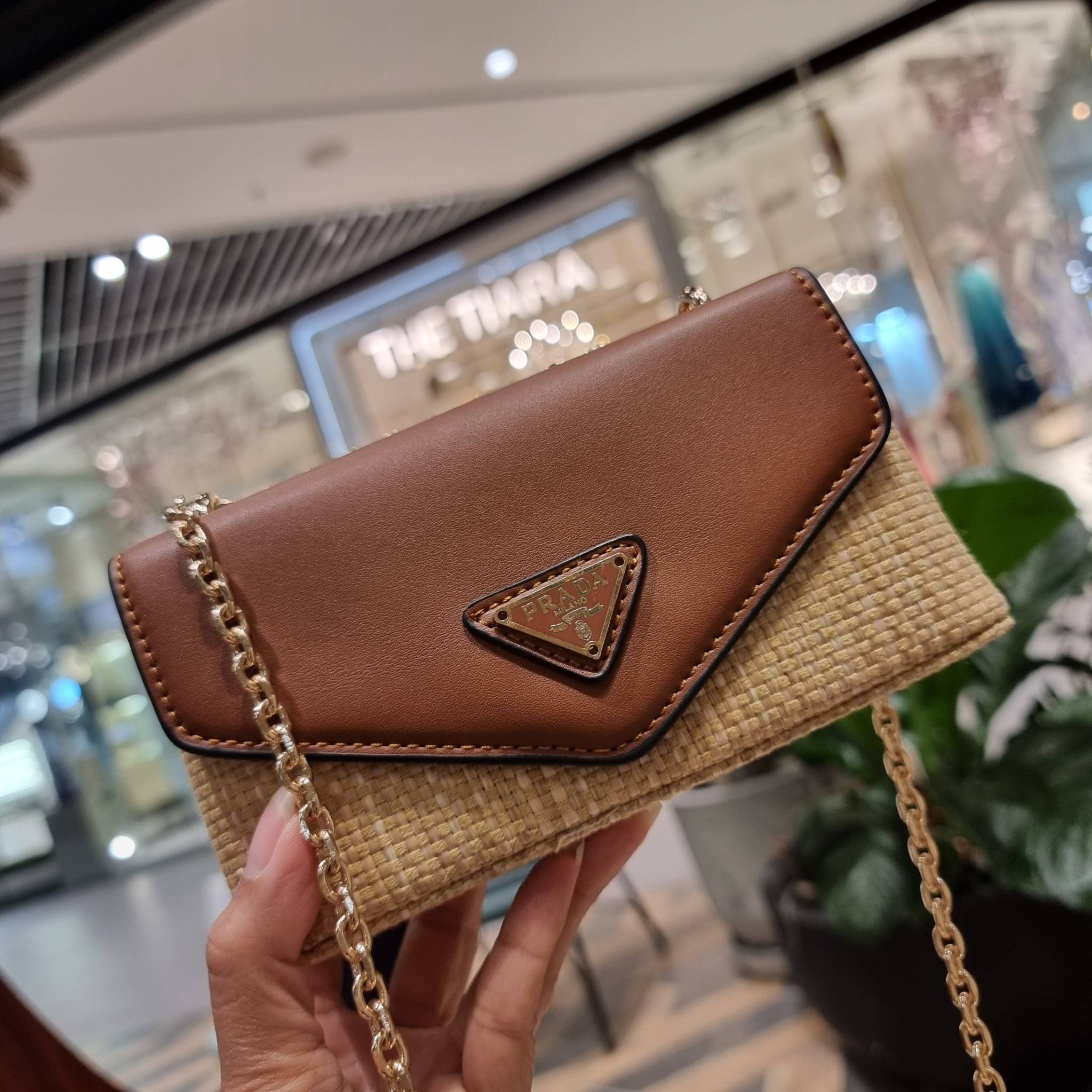 VIP 🥂 PRADA RAFFIA AND LEATHER SHOULDER BAG ลายสานกำลังฮิต! ปังไม่ไหว! ด้วยดีไซน์ล้ำทันสมัย ตกแต่งหนังแท้ผสานกับวัสดุจากธรรมชาติ ออกมาเป็นลายสานที่สวยหรู กับกระเป๋าสะพาย ไซส์กำลังน่ารัก ใส่โทรศัพท์ได้ พกพาง่าย เปิด-ปิดด้วยกระดุมแม่เหล็ก ภายในเป็นช