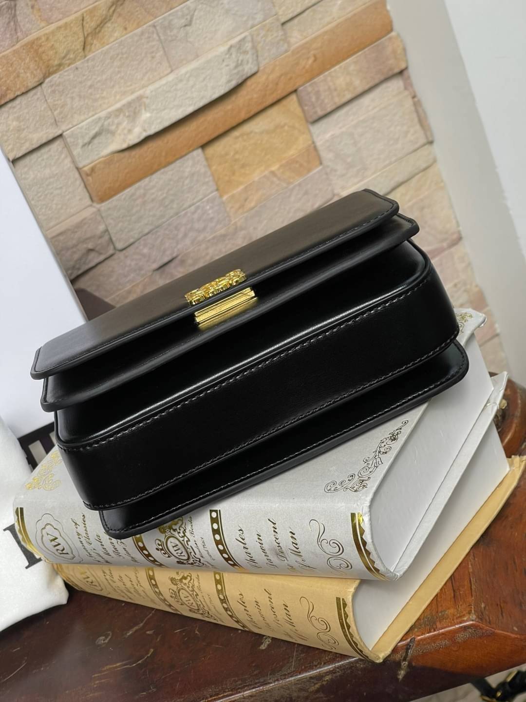 small : LOEWE Goya anagram small leather shoulder bag มาทำความรู้จักทุกดีเทลของ กระเป๋า GOYA ไอเท็มใบใหม่ล่าสุดจาก Loewe ด้วยรูปทรงกล่องอันคลาสสิกที่มาพร้อมรายละเอียดอันน่าค้นหา ด้วยรูปทรงบ็อกสุดคลาสสิก พร้อมโครงสร้างที่กะทัดรัดเปี่ยมไปด้วยสเน่ห์น่าค้นหา 