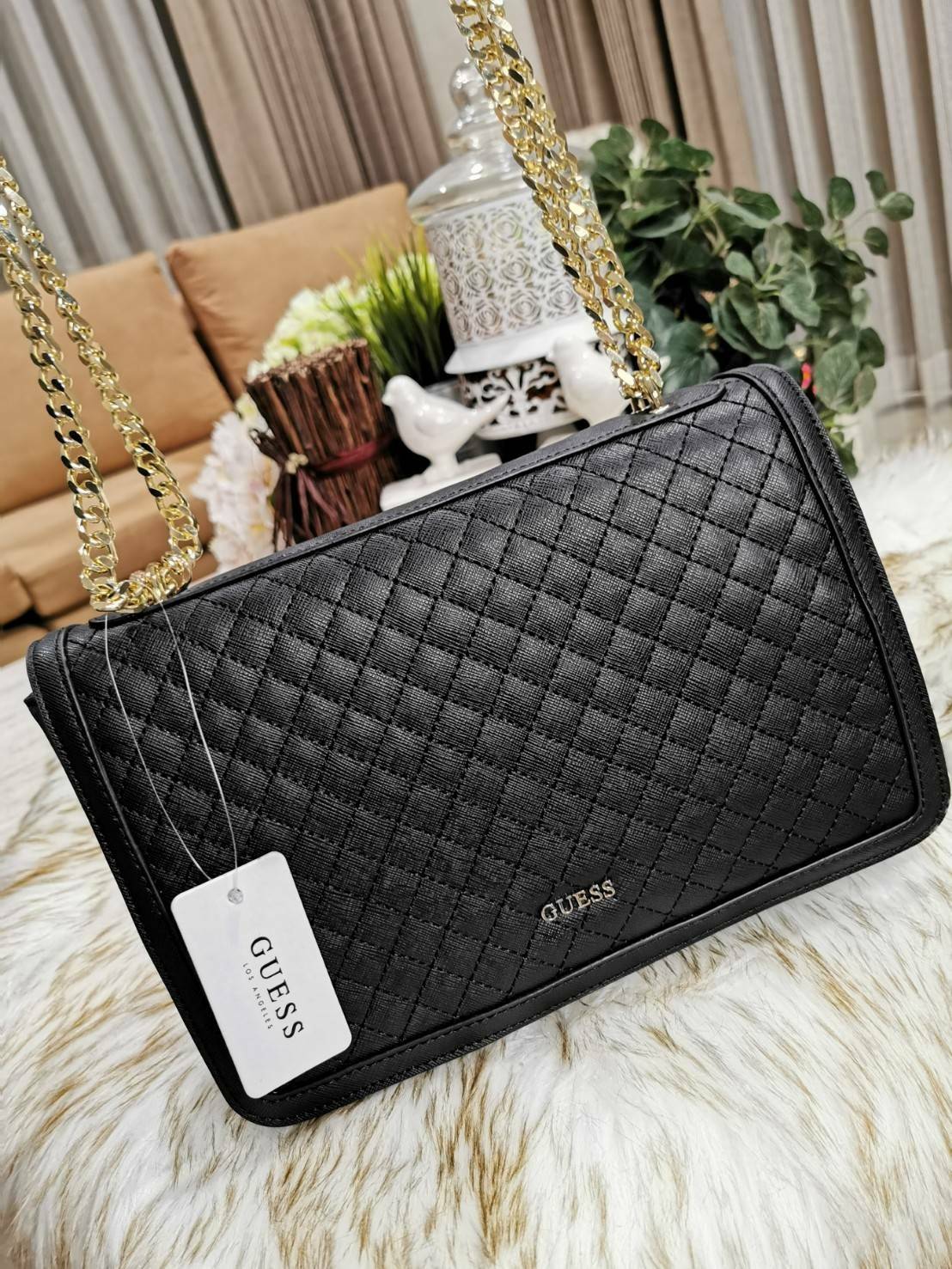 GUESS CROSSBODY BAG กระเป๋าสะพายรุ่นใหม่ล่าสุดทรงเหลี่ยมหนังสวยเดินเส้นลายตารางอยู่ทรงด้านหน้าประดับโลโก้ GUESS อะไหล่ทอง เปิดปิดด้วยฝาปิดกระดุมแม่เหล็ก ภายในมีฌลโก้และช่องซิป กว้างและจุใส่กระเป๋าสตางค์ใบยาว ของจุกจิกได้เยอะ สายสะพายโซ่ตมีที่รองบ่าจะเลื่อ