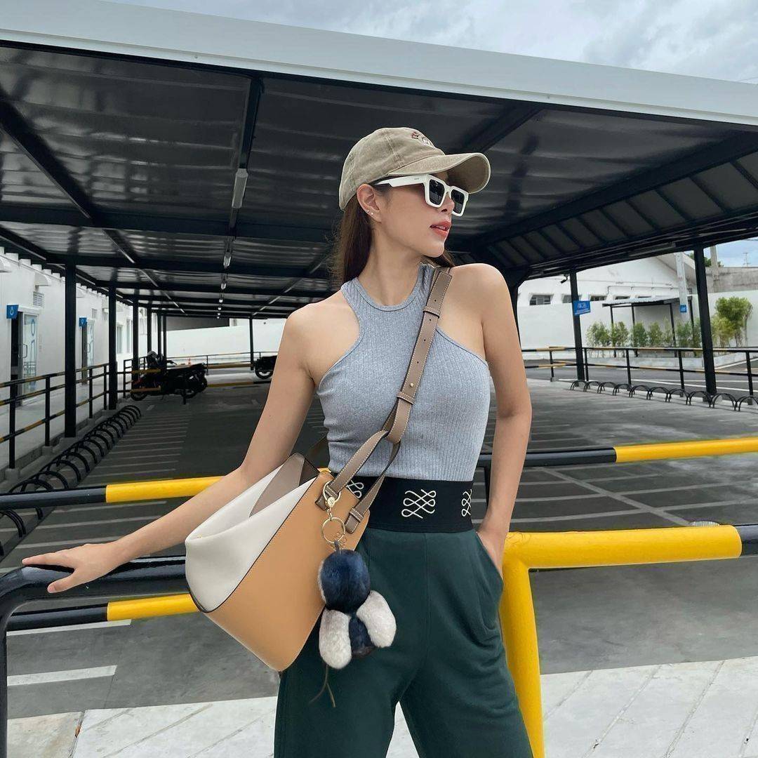 LOEWE HANDLE & SHOULDER BAG GIFT WITH PURCHASE GWP รุ่น Rare items สุดๆวัสดุหนังแท้ Calfskin หนังสวยดีไซน์มีเอกลักษณ์ ใบใหญ่กำลังดี น้ำหนักเบา สามารถปรับได้หลายทรง ด้านข้างมีซิปปรับขยายได้ ภายในโล่งกว้าง ใส่กระเป๋าสตางค์ กล้อง มือถือ ของใช้ได้เยอะ หูหิ้วห