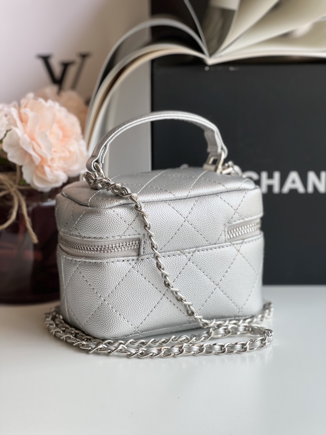 หนังแท้ Chanel Micro Bag / CHANEL Small Vanity Case Caviar Leather / Chanel vanity chain mini พร้อมส่งที่ไทย กระเป๋าสะพายข้างขนาดเล็กน่ารัก ดีไซน์คลาสสิคเรียบหรูเข้ากับทุกลุ๊คแบบไม่มีเอ้าท์ ไอเท็มนี้แนะนำสวยน่าใช้ ไม่ควรพลาดเลยค่าา