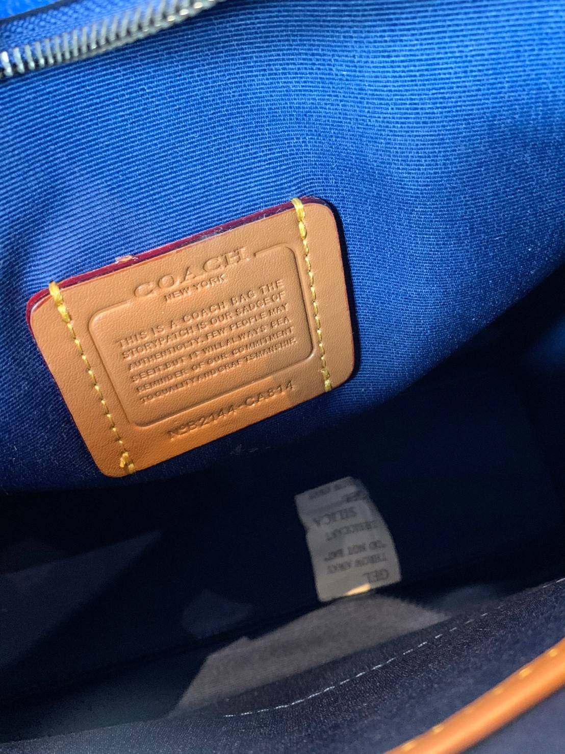 COACH COLORFUL GOTHAM TOTE SIGNATURE ((CA814)) รุ่นนี้ใช้ได้ทั้งผู้ชายและผู้หญิง ขนาดกลางๆกำลังสวยเลยค่ะ ใหม่ล่าสุด ก่อนใคร! กับกระเป๋าที่รังสรรค์สีออกมาได้สดใส เรียกได้ว่าจัดเต็มในเรื่องสีมีเดียวค่ะ หนังแท้ ลายหนังสวย บวกกับโลโก้แบรนด์ทั้งใบที่ลงลายสีได้