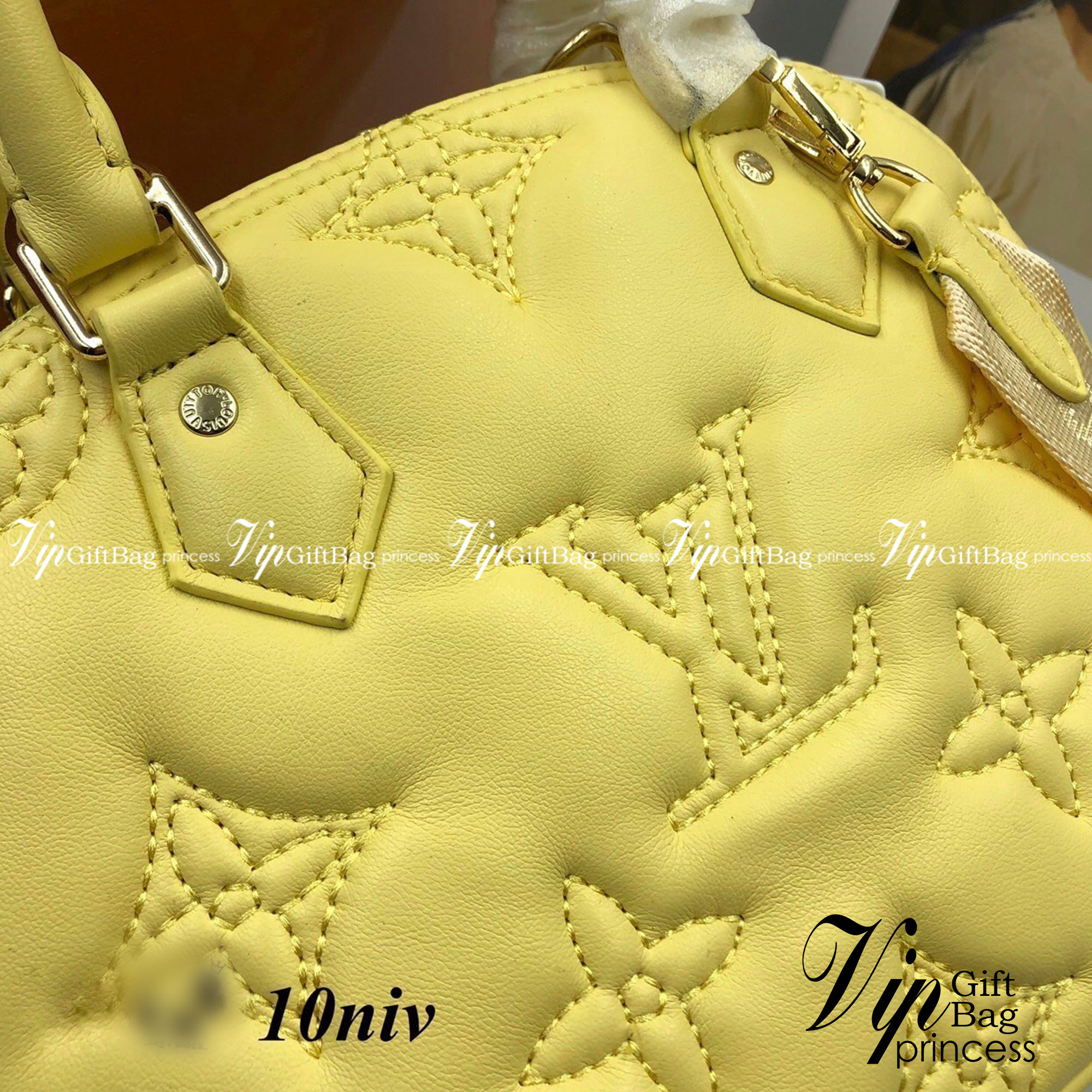 LV Alma BB Vernis กระเป๋าทรงโดมสุดฮิต ที่สาวๆตามหา สวยสะพายขับผิว อัคลุคไฮน์ที่สุด ขนาดกำลังดี เรียบแต่หรู หูจับในตัวทำให้ใช้งานได้สะดวก พิเศษมีสายสะพายสปอร์ตเส้นใหญ่ ปรับเปลี่ยนตามลุคแต่ละวันได้เลย เปิด-ปิดด้วยซิป ภายในโล่งกว้าง ใส่ของสำคัญได้ครบถ้วน น่า