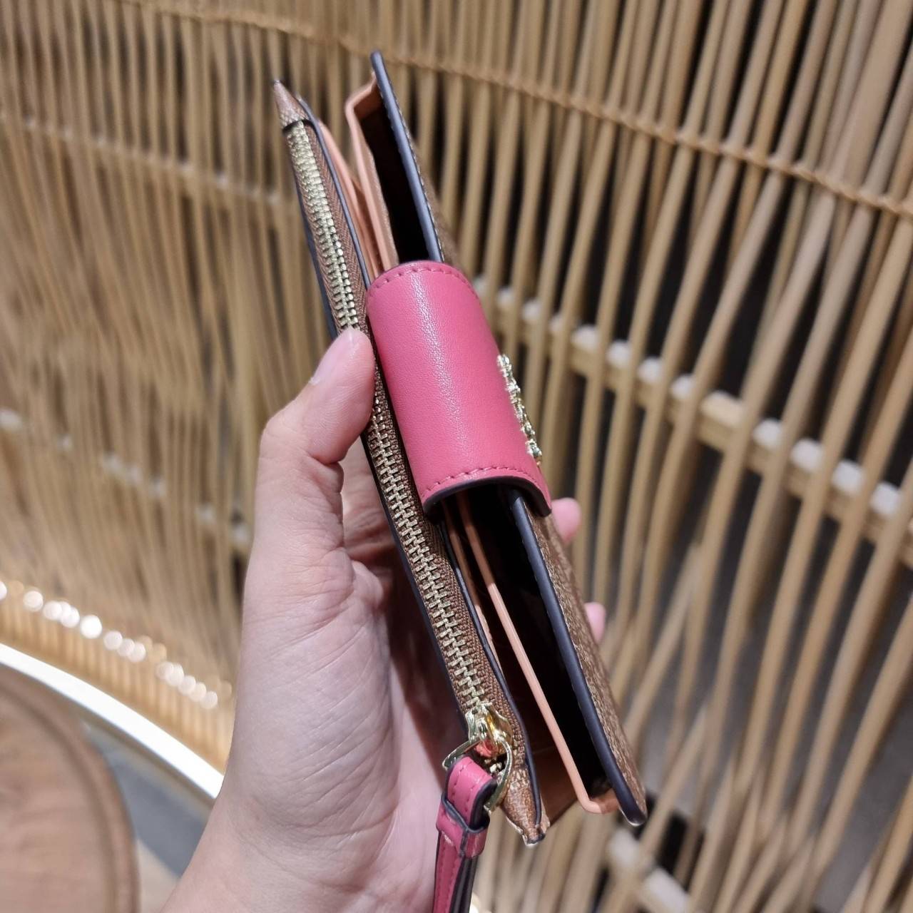 พร้อมส่ง 7 สี COACH C2874 TECH WALLET IN COLORBLOCK SIGNATURE CANVAS จัดให้สีใหม่ก่อนใคร!! ดีไซน์ใหม่ คอลเลคชั่นสวยหรู กระเป๋าสตางค์พร้อมสายคล้องมือ ง่ายต่อชีวิตมากจ้า!! มันดีอะไรเบอร์นี้ ใส่ได้ทั้งบัตร และโทรศัพท์ก็ใส่ได้ทุกรุ่น แถมยังมีช่องซิปแยกไปอีก ช