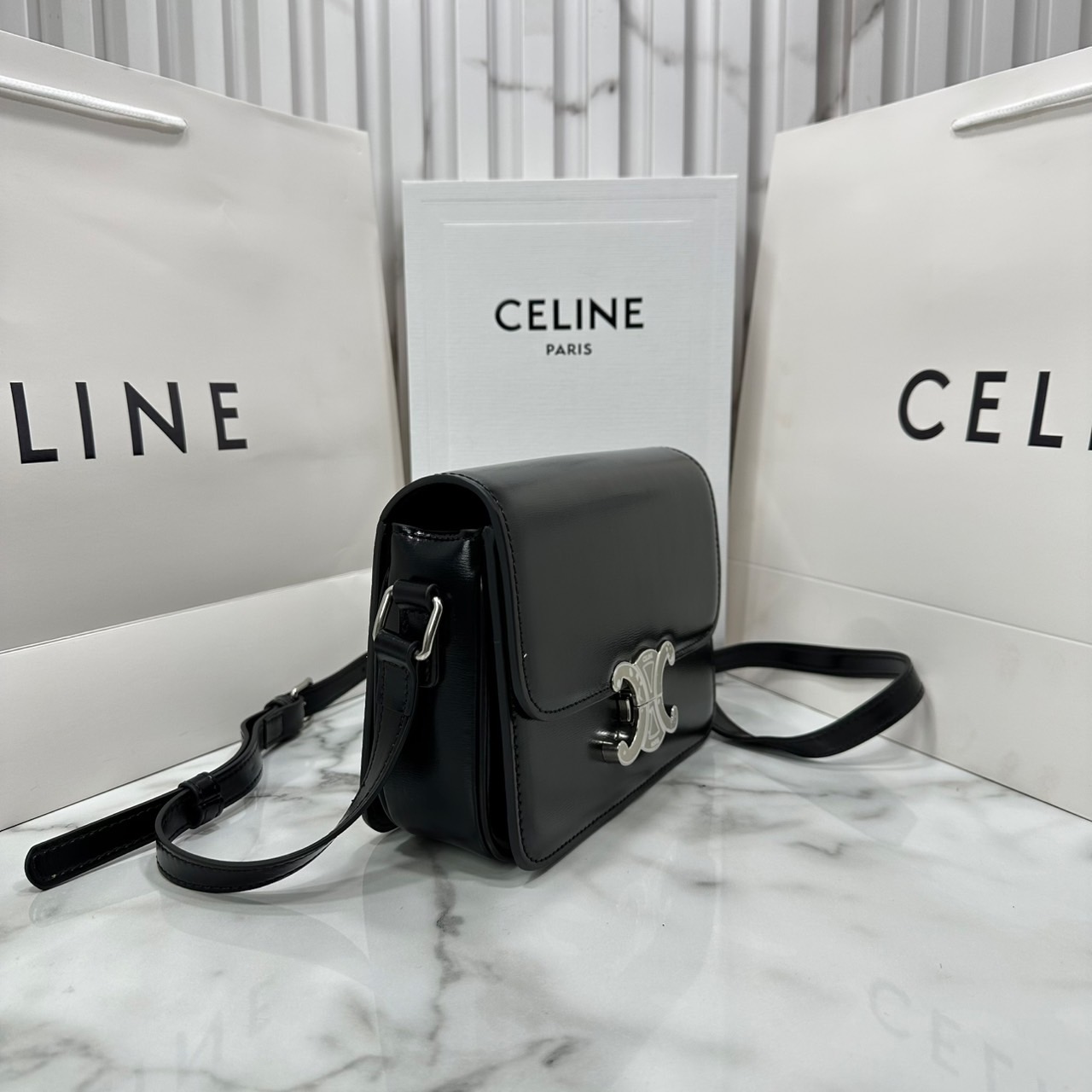ORI หนังแท้ | 7" CELINE TRIOMPHE TEEN BAG in glossy leather กระเป๋าสะพายรุ่นยอดนิยม ถ่ายทอดให้เห็นถึงแก่นแท้ของสไตล์แบบ CELINE งานหนังเรียบเงาสวยหรูหรา