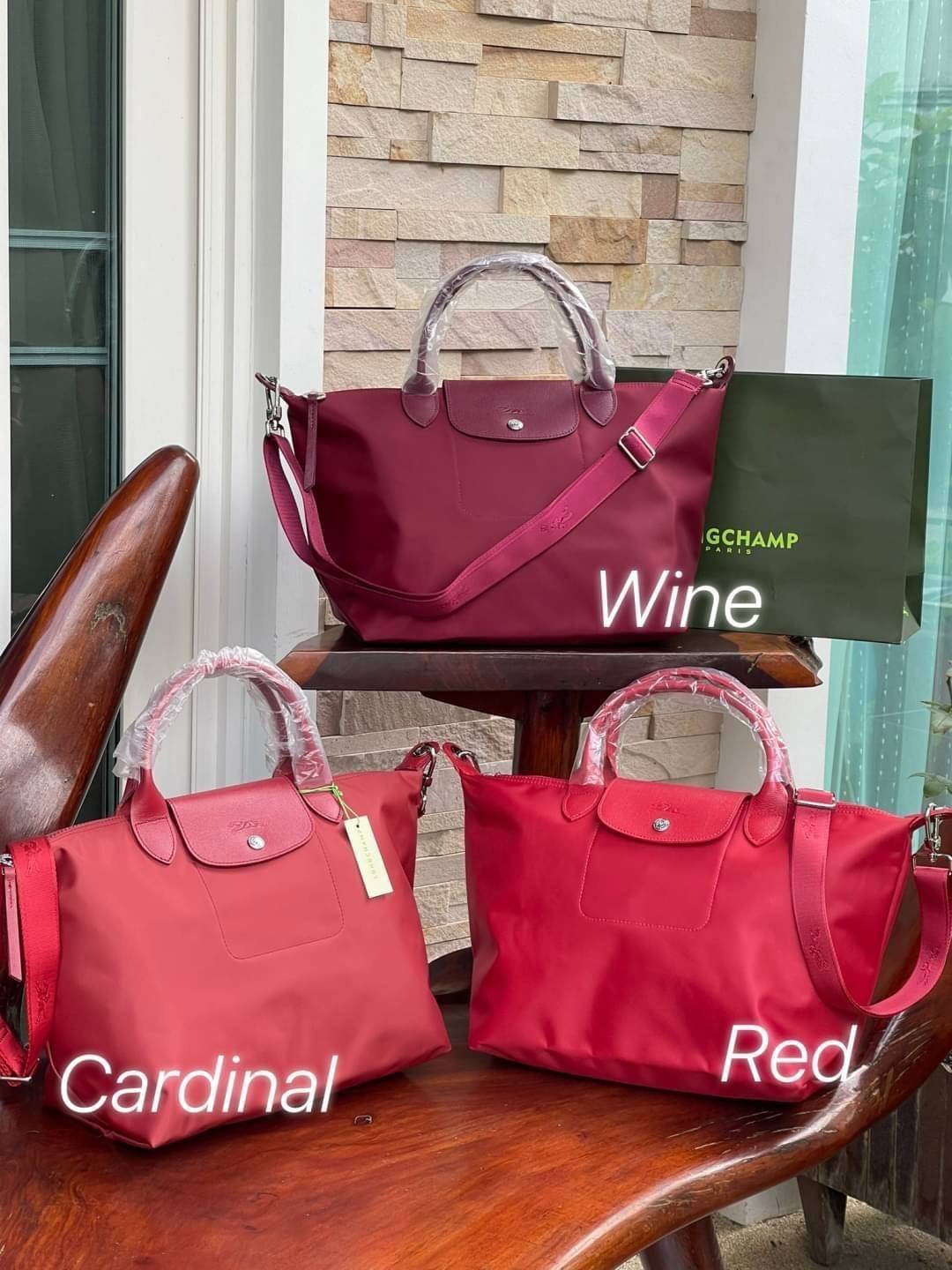 8สี พร้อมส่ง Longchamp LE PLIAGE NÉO TOP HANDLE BAG (medium size) อีกหนึ่งรุ่นยอดนิยม ที่สาวๆ ต้องมีไว้เก็บไว้สักใบ กระเป๋าโท้ทใบนี้ มาพร้อมกับสีที่มีสไตล์เรียบง่าย มีสายสะพายยาวปรับสั้นยาวได้ช่วยให้คุณสามารถสะพายไหล่ได้อย่างสบาย ในตัวสายปักโลโก้อันเป็นสั