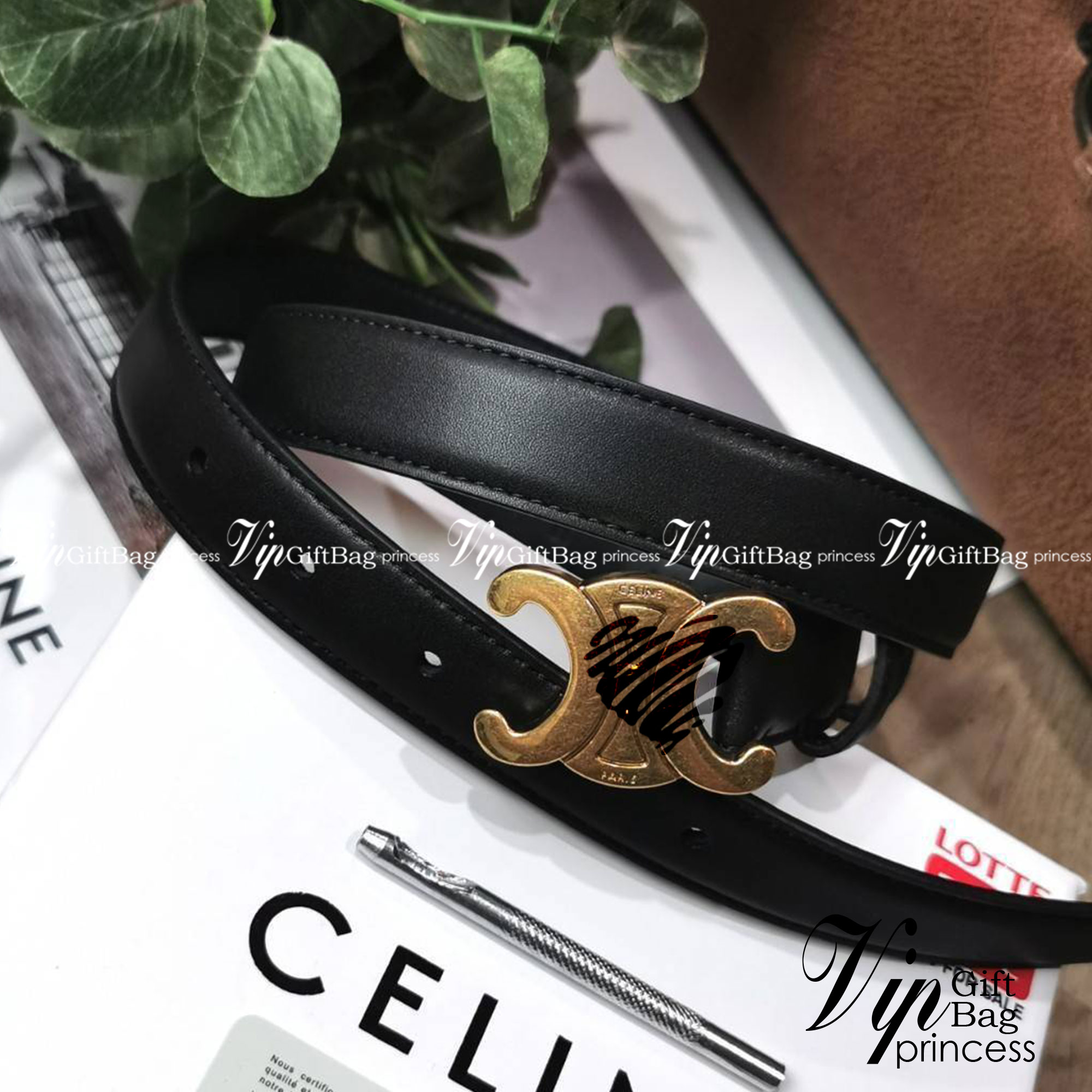 VIP 🥂 Celine Vintage Logo Leather Belt VIP เข็มขัดซีลีนใช้ได้ทั้งชายหญิง วัสดุ Calfskin หนังเรียบสวยหัวเข็มขัดโลโก้แบรนด์แบบ 3D Vintage สีทองสายปรับระดับได้ในดีไซน์เรียบหรูเข้ากับทุกลุ๊คใช้ได้ทั้งชายหญิง สินค้ามาพร้อม Original Package มีการ์ด ถุงผ
