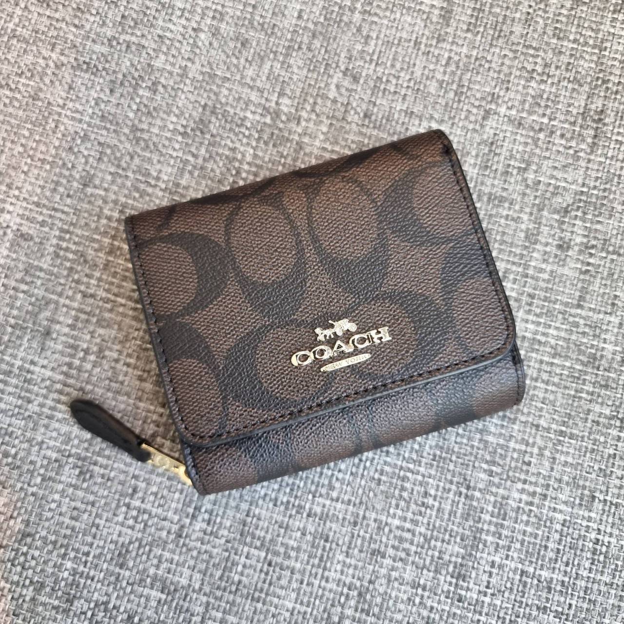 OUTLET 】COACH F41302 SMALL TRIFOLD WALLET IN SIGNATURE CANVAS สวยคลาสสิค พกพาง่าย ใบเล็กน่ารักน่าใช้ ต้องยกให้ใบนี้จ้า 💗💋 ตอบโจทย์คนชอบพกน้อยที่สุด!! กระเป๋าสตางค์ใบสั้นหนังแคนวาสเคลือบคุณภาพดี ภายในเป็นหนังแท้ ใส่บัตร ใส่ธนบัตรได้ทุกชนิด 
