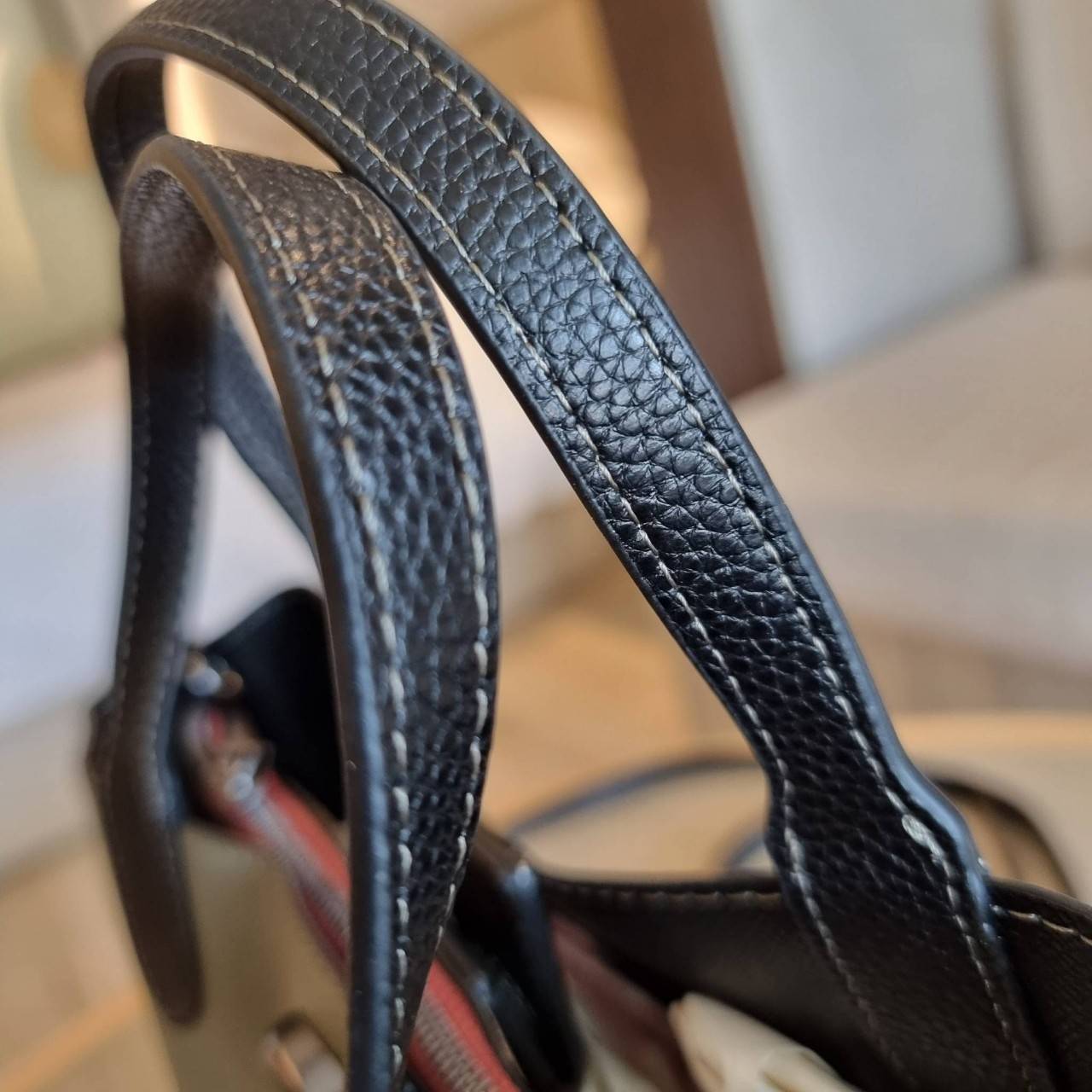 COACH C8561 C8869 WILLOW TOTE 24 IN COLOR BLOCK น้องสาวลุคลูกคุณมาแล้วจ้า กระเป๋าถือ/สะพาย ดีไซน์คัลเลอร์บล็อค ลงตัว เรียบหรู ใบจริงคือผู้ดี๊ผู้ดี ใช่ได้ทุกๆโอกาส วัสดุหนัง pepble อยู่ทรง เปิดปิดด้วยตัวบิดล็อค และอีกฝั่งเป็นกระดุมแม่เหล็ก ภายในโล่งกว้าง ใ