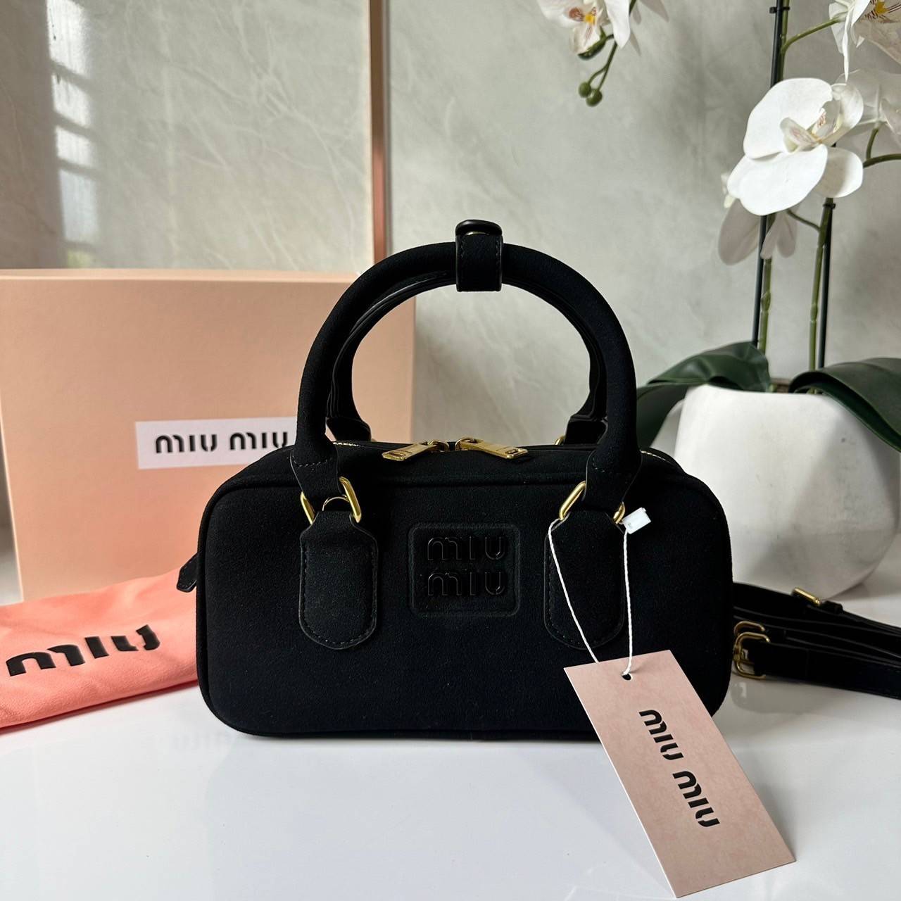 MIU MIU Arcadie padded suede top-handle bag กระเป๋าถือ/สะพาย คอลใหม่ล่าสุด รุ่นฮอทดีไซน์เหลี่ยม งานกำมะหยี่หนังกลับสวยละมุน น่ารักน่าใช้มากค่ะ