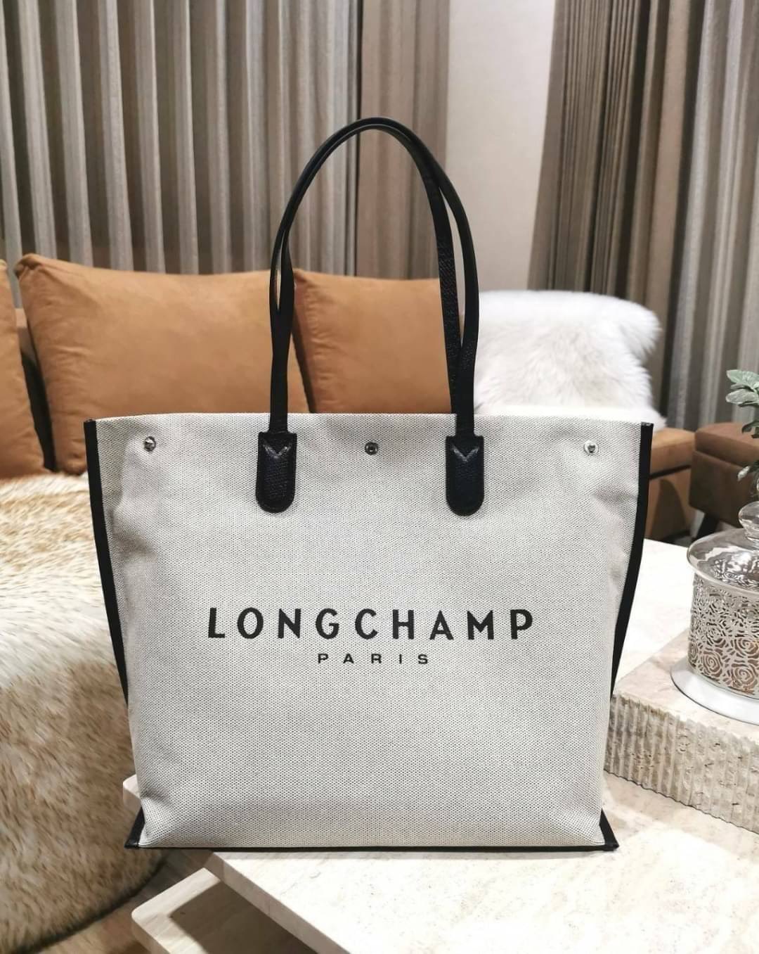 LONGCHAMP ESSENTIAL TOILE SHOULDER BAG L ECRU วัสดุ Cotton Canvas & Grained cowhide คอลเลคชั่นใหม่ ฮิตสุดๆในเหล่าดาราเซเลป ด้วยดีไซน์สวยขนาดกำลังดีเนื้อหนาอยู่ทรง น้ำหนักเบา