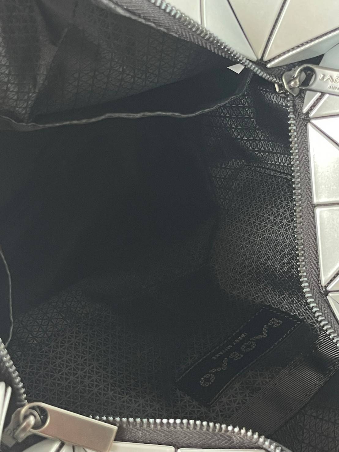 Bao Bao Issey Miyake ROCK MATTE ซีรีส์นี้จะเป็นทรงสี่เหลี่ยมผืนผ้า มีซิปปิดด้านบน ถือเป็นรุ่นที่เหมาะกับการใช้งานในชีวิตประจำวัน สามารถพับมุมและบริเวณด้านล่างของกระเป๋าเพื่อเพิ่มความสะดวกสบายในการใช้งาน ทั้งยังช่วยให้วางกระเป๋าในแนวตั้งได้อีกด้วย แผ่นต่อส