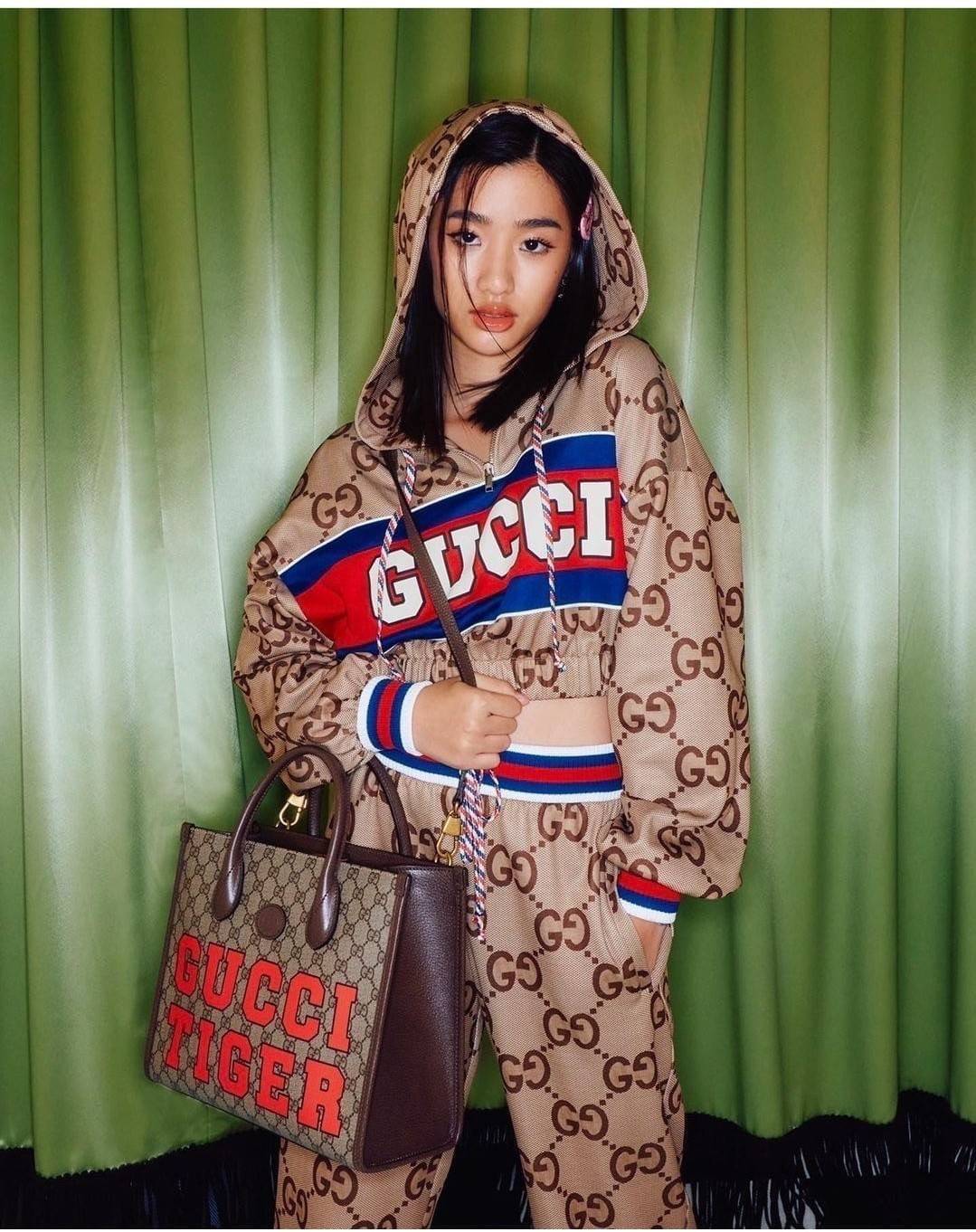 GUCCI Tiger GG small tote ใบใหญ่ ร้อนแรงไฟลุก!! ต้อนรับปีเสืออย่างเป็นทางการ จัดให้แบบเลิศๆ กับกระเป๋าทรงโท้ท วีไอพีพรีเมี่ยมกิ๊ฟ ไซส์ใหญ่ โดดเด่นด้วยจัมโบ้ฟอนท์ สวยเอกลักษณ์ วัสดุหนังแคนวาส ภายในโล่งกว้างมาก ใส่ของแบบแน่นๆ จุๆไปได้เลย หมดห่วง!! และยังมีส