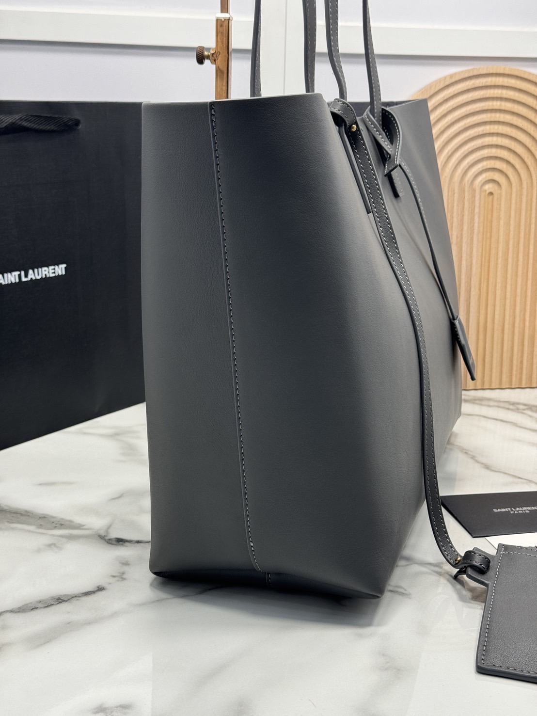 YSL Shopping Large Tote Bag กระเป๋าทรงโท้ทใบใหญ่หนังแท้ ภายในโล่งกว้าง จุของได้เยอะ เรียบหรูทรงสวย ดีไซน์ออกมาให้ใช้งานได้ทุกลุค ทุกโอกาส สวยคมชัดทุกสี