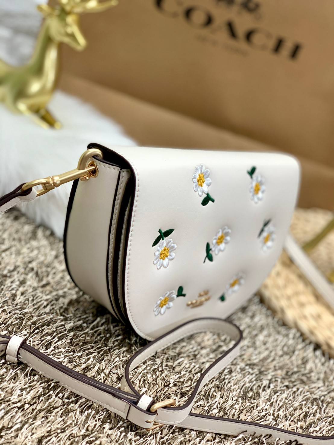 ใหม่ล่าสุด สวยก่อนใครแน่นอนค่า😘COACH ELLEN CROSSBODY WITH DAISY EMBROIDERY((C2863)) 💐พร้อมส่งจำนวนจำกัดค่ะ! กระเป๋าสะพายแบบครอสบอดี้ร์ หนังแท้นิ่มอย่างดีค่ะ 💐ด้านหน้าปักดอกซี่ความหมายดีๆ ละมุนสวยงามมากๆค่ะ เปิดปิดกระเป๋าแบบแม่เหล็ก