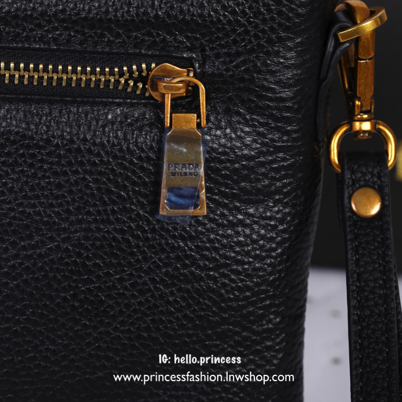 Prada leather top zip clutch pouch handbag สินค้า Premium gift จากเค้าเตอร์แบรนด์ต่างประเทศแท้ 100% กระเป๋า Clutch Prada หนังนิ่มน่าใช้มากค่ะ ดีไซน์เรียบหรู ด้านหน้ามีโลโก้ Prada อะไหล่ทองสวยดูเข้ากัน ซับในพิมพ์ลายแบรนด์ ด้านในมีช่องใส่บัตร ช่องซิป 1 ช่อง