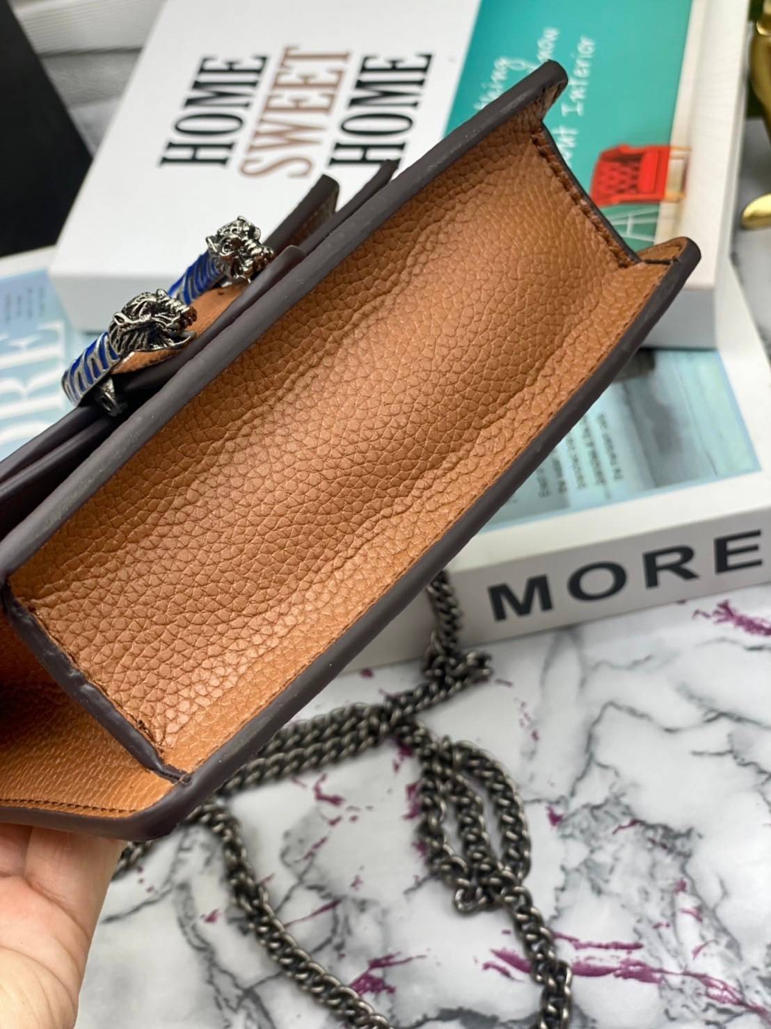 หนังแท้ GUCCI Denim Dionysus mini bag / GG Dionysus Shoulder bag / GG Denim Dionysus พร้อมส่งที่ไทย กระเป๋าสะพายข้างเดนิมสีเข้มสลับหนังแท้สีน้ำตาลงาช้าง เกรดหนังคุณภาพดียิ่งใช้หนังยิ่งสวย โทนสีน่าใช้มากก มาในดีไซน์คลาสสิคเรียบหรูเข้ากับทุกลุ๊คแบบไม่มีเอ้า