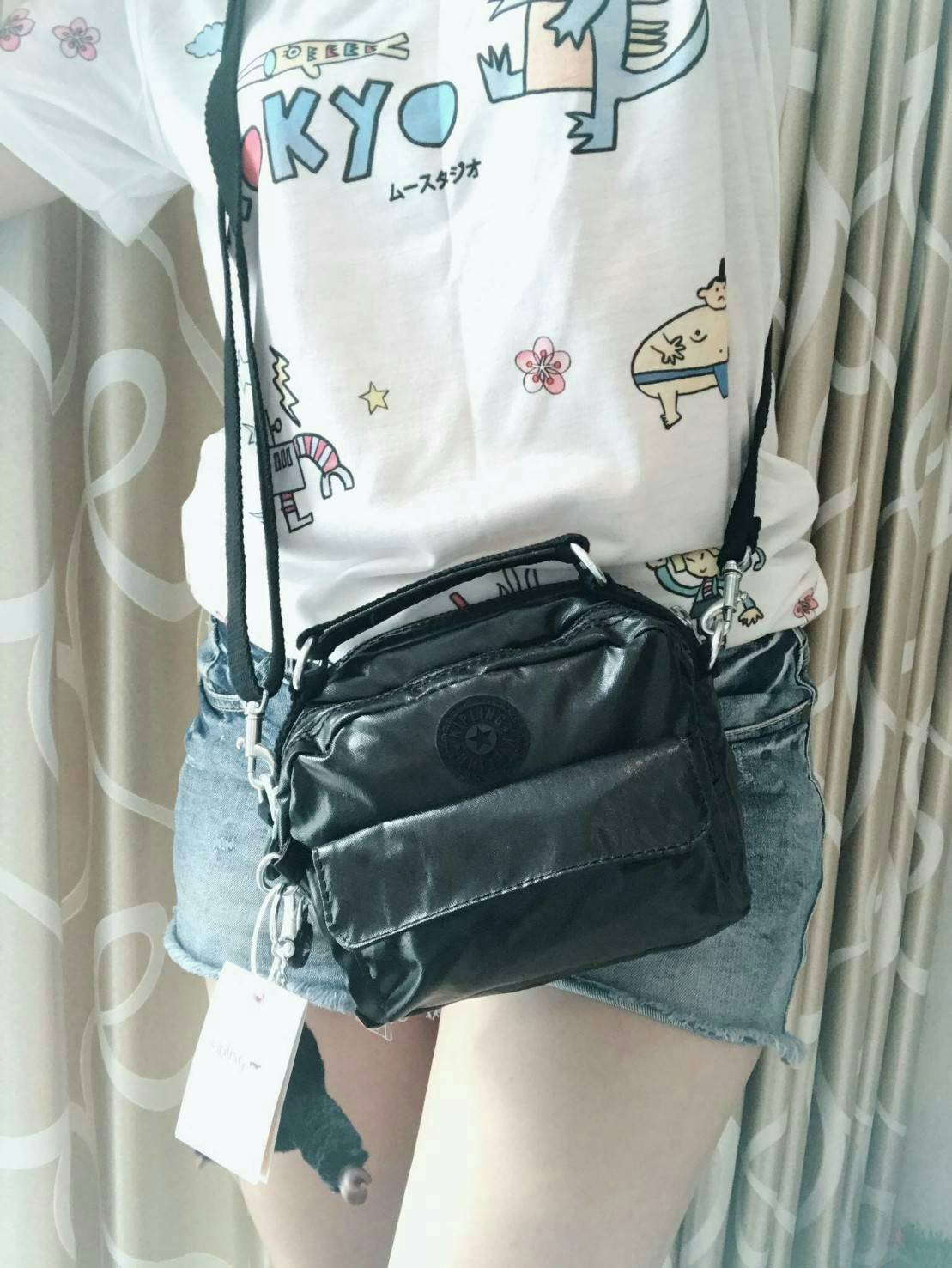 💕 Kipling Messenger Bag กระเป๋าสะพายทรงเหลี่ยมรุ่นใหม่!!ขนาดมินิ สามารถสะพายสายคู่ สายเดี่ยวและเป้ มีหลายช่องใช้งาน ด้านหน้าเป็นช่องเล็กใส่ของจุกจิก ซิปคู่ด้านหน้าภายในมีช่องเล็กแยกเป็นสัดส่วน ซิปเดี่ยวด้านหลังกว้างเพิ่มช่องใส่ของได้อีก1ช่อง ขนาดก