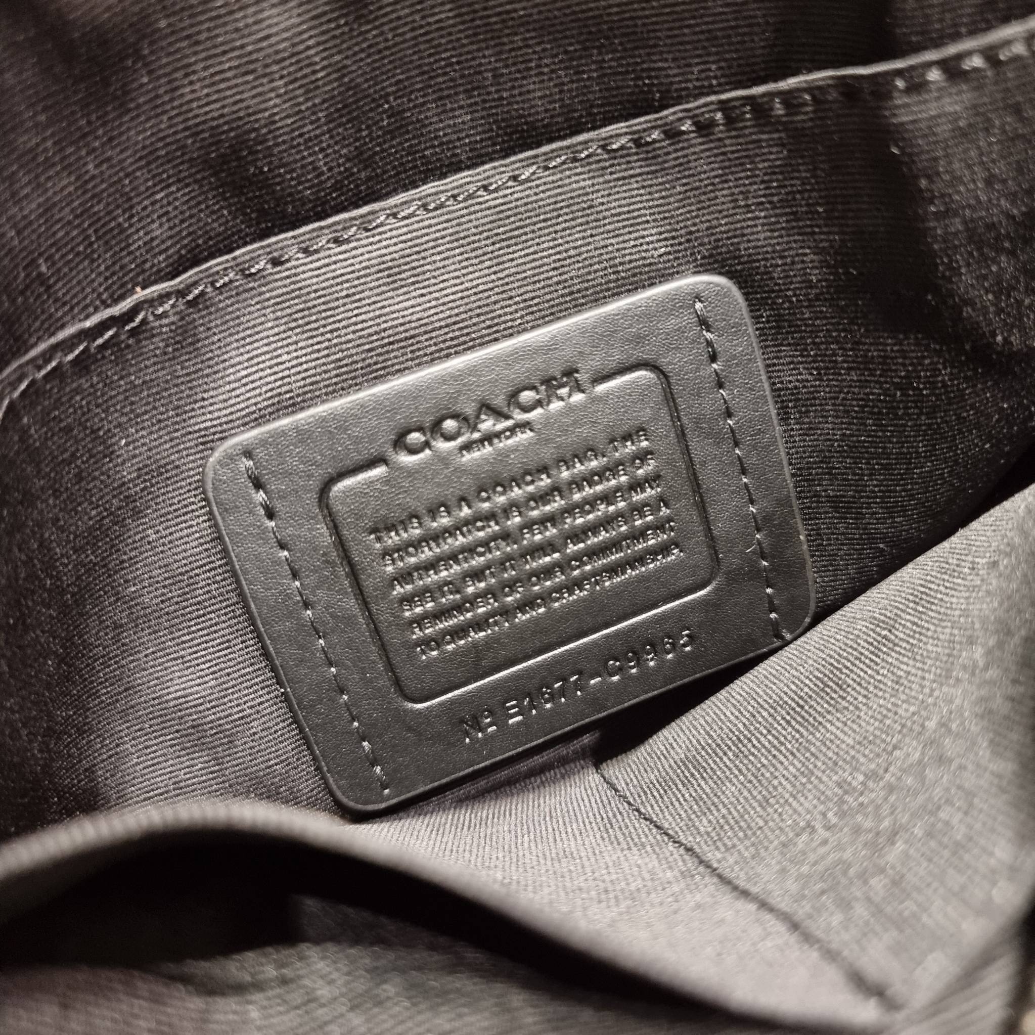 COACH GRAHAM CROSSBODY IN BLOCKED SIGNATURE CANVAS WITH VARSITY STRIPE C9965 อีกหนึ่งกระเป๋าครอสบอดี้รุ่นยอดฮิตสำหรับหนุ่มๆ ที่สาวๆก็ใช้ได้!! ดีไซน์ใหม่เพิ่มดีเทลความแพงไปอีก รูปทรงคลาสสิค ใช้งานสะดวก ง่ายต่อชีวิต วัสดุหนังแคนวาสเคลือบลายสลับหนังแท้ ด้านห