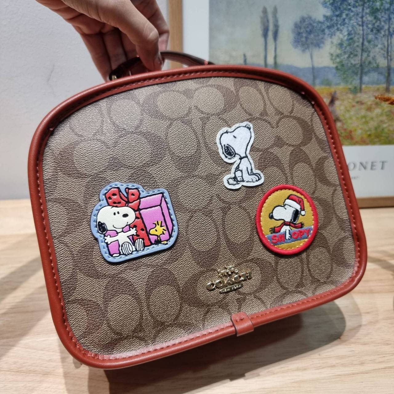 CE847 COACH x PEANUTS LUNCH PAIL IN SIGNATURE CANVAS WITH PATCHES คอลเลคชั่นใหม่ น่ารักน่าใช้ กับกระเป๋าสะพายสวยอยู่ทรง ดีไซน์ตกแต่งแพทช์ลวดลายการ์ตูนยอดฮิต