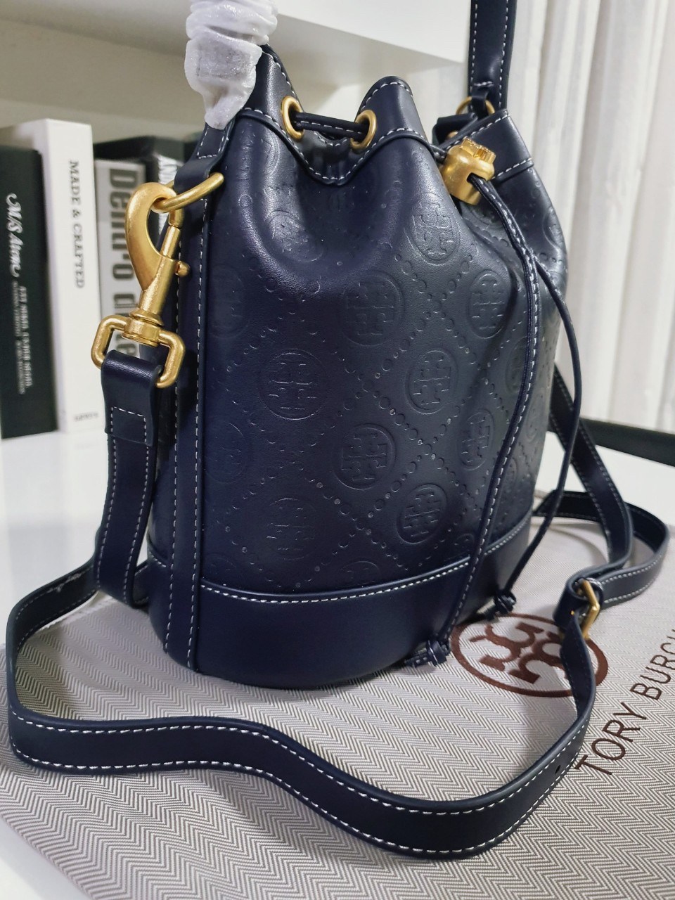 Tory burch monogram leather bucket bag ดีไซน์สวยงามตามแบบฉบับของแบรนด์แล้ว ที่ทำจากวัสดุหนังแท้ ตัวกระเป๋าอยู่ทรงสวยมีลายแบรนด์สวยหรู ใช้รูดเปิดปิด ภายในบุผ้าอย่างดี มีช่องเล็กหนึ่งช่อง ใส่ของได้หลากหลายขนาดกำลังดี ที่นอกจากจะได้เรื่องดีไซน์สวยงาม