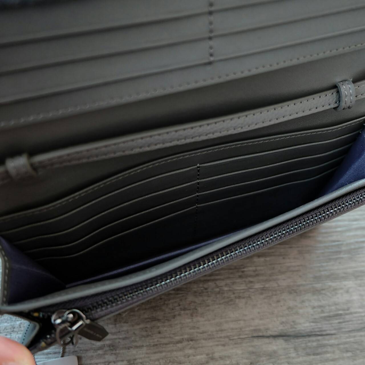 Charles & Keith Metallic Tip Wallet กระเป๋าสตางค์ใบยาว จะสะพาย หรือถอดสายถือเป็น cluth ก็ดูดีได้ค่ะ ภายในมีช่องซิป มีช่องใส่บัตรหลายช่อง และช่องใส่ธนบัตร ด้านหลังมีช่องใส่บัตรอีก 1 ช่องค่ะ มาพร้อมสายสะพายยาว สามารถถอด และปรับได้ 5 ระดับค่ะ