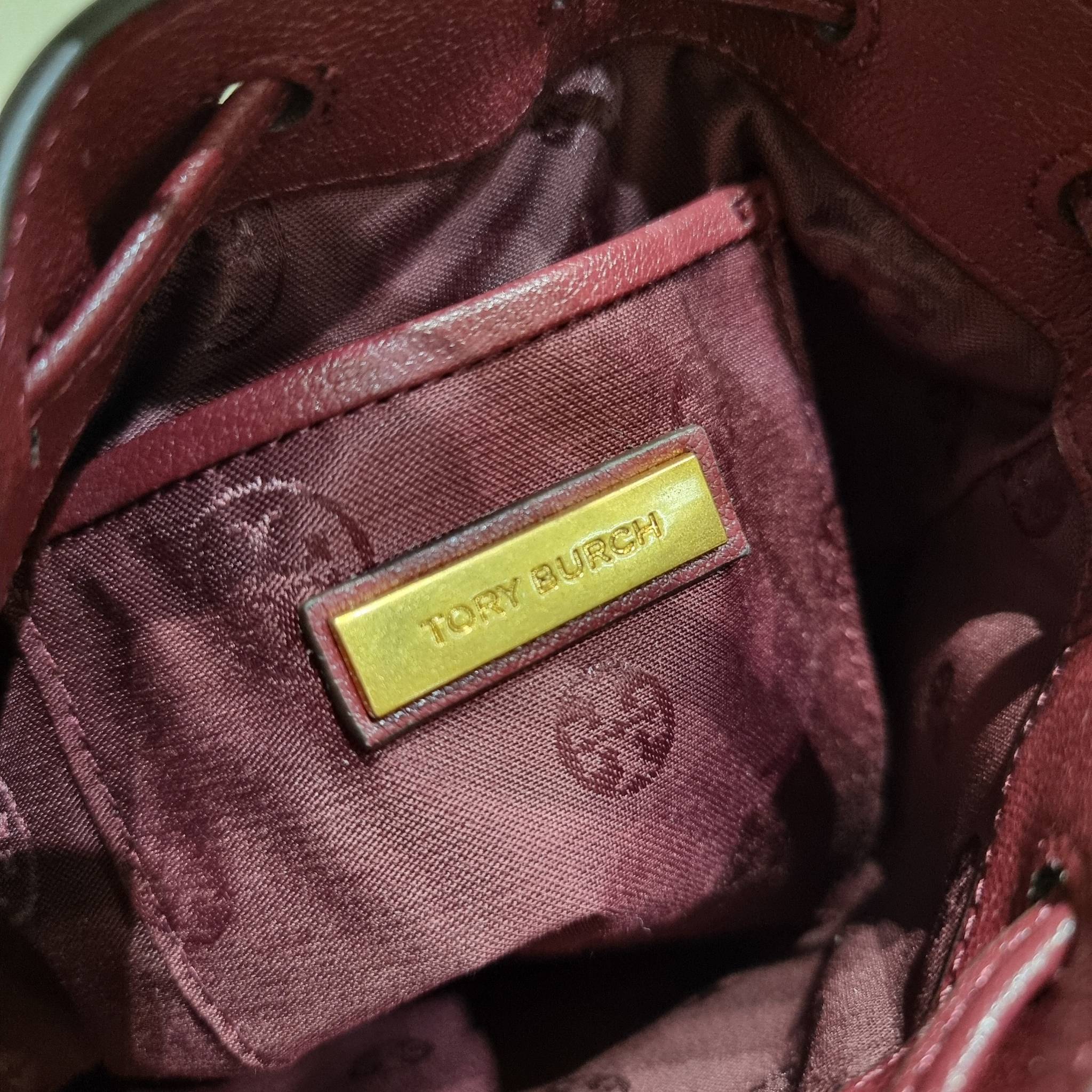 TORY BURCH WILLA MINI BUCKET BAG NEW ARRIVAL สุดปัง กระเป๋าสะพายทรงบัคเก็ต สวยผู้ดี โดดเด่นด้วยโลโก้สีทองดูหรู อัพลุคผู้ดี๊ผู้ดี วัสดุหนังแท้ ดีไซน์บุนวม เส้นคมดีเทลหรู เปิด-ปิดหนังรูดปากกระเป๋า มีหูหิ้วในตัว คล้องแขนเก๋ๆ ภายในเป็นช่องโล่ง มีช่องย่อย ใส่ข