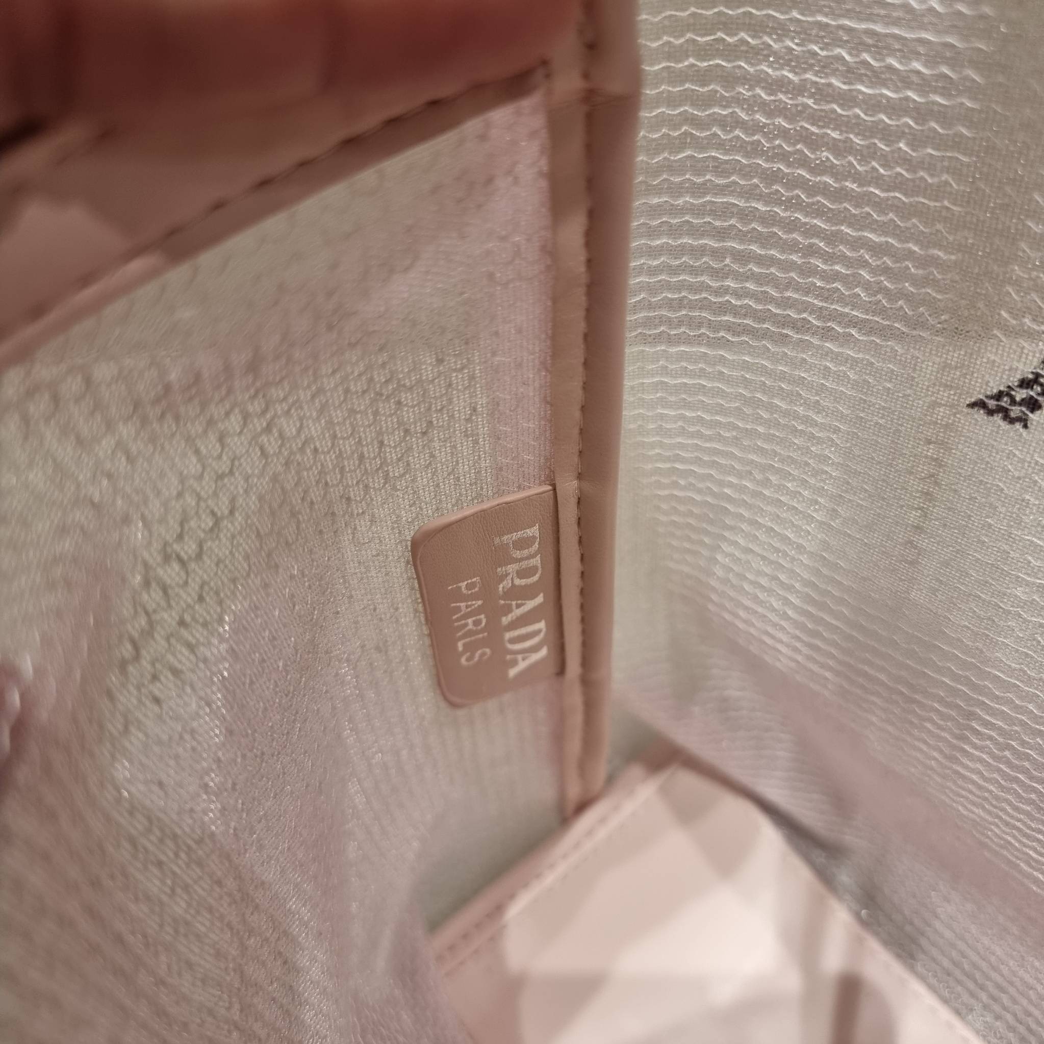 PRADA SMALL SEQUINED MESH TOTE BAG เอาใจสายแฟอีกครั้ง!! กระเป๋าทรงโท้ท ขนาดเล็ก ที่มีดีเทลฝีมือ ด้วยการเรียงร้อยแผ่นเลื่อมเป็นตาข่ายรอบใบ ตัดขอบด้วยหนังสังเคราะห์ พิเศษพร้อมใบลูกให้ด้วย ทรงใช้งานง่าย ภายในโล่งกว้าง ถือไปเรียน ไปเที่ยว ไปทำงาน พกพาง่ายสุดๆ