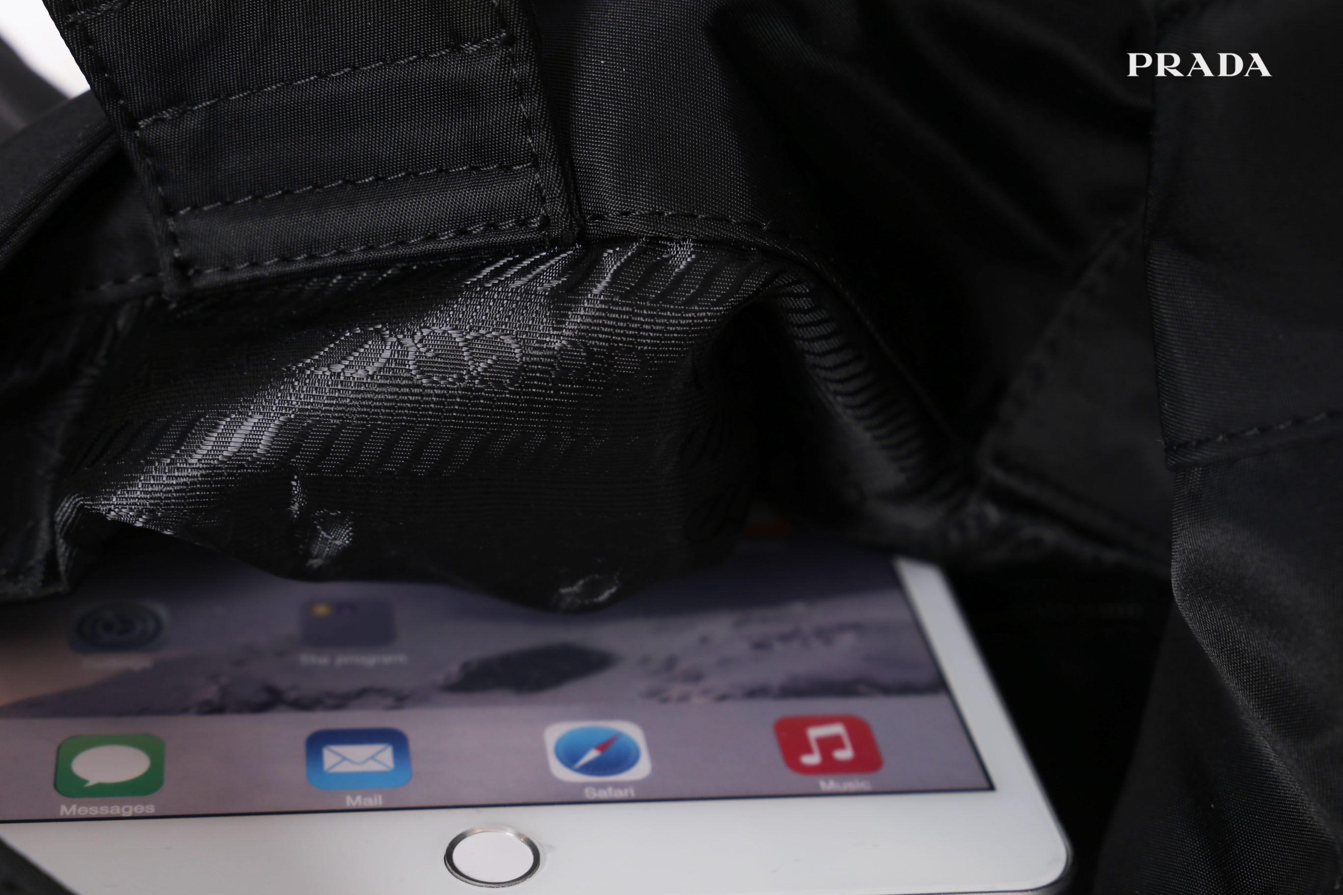 PRADA Nylon Shoulder Bag Black Auth 6304 กระเป๋าสะพายไหล่ทรงสวย ดีไซน์เก๋ วัสดุผ้า Nylon เนื้อหนาคุณภาพดี อะไหล่เงินสุดหรู เปิดปิดแบบฉีกลอก ด้านในโล่งกว้างจุของได้เยอะเลยค่ะ