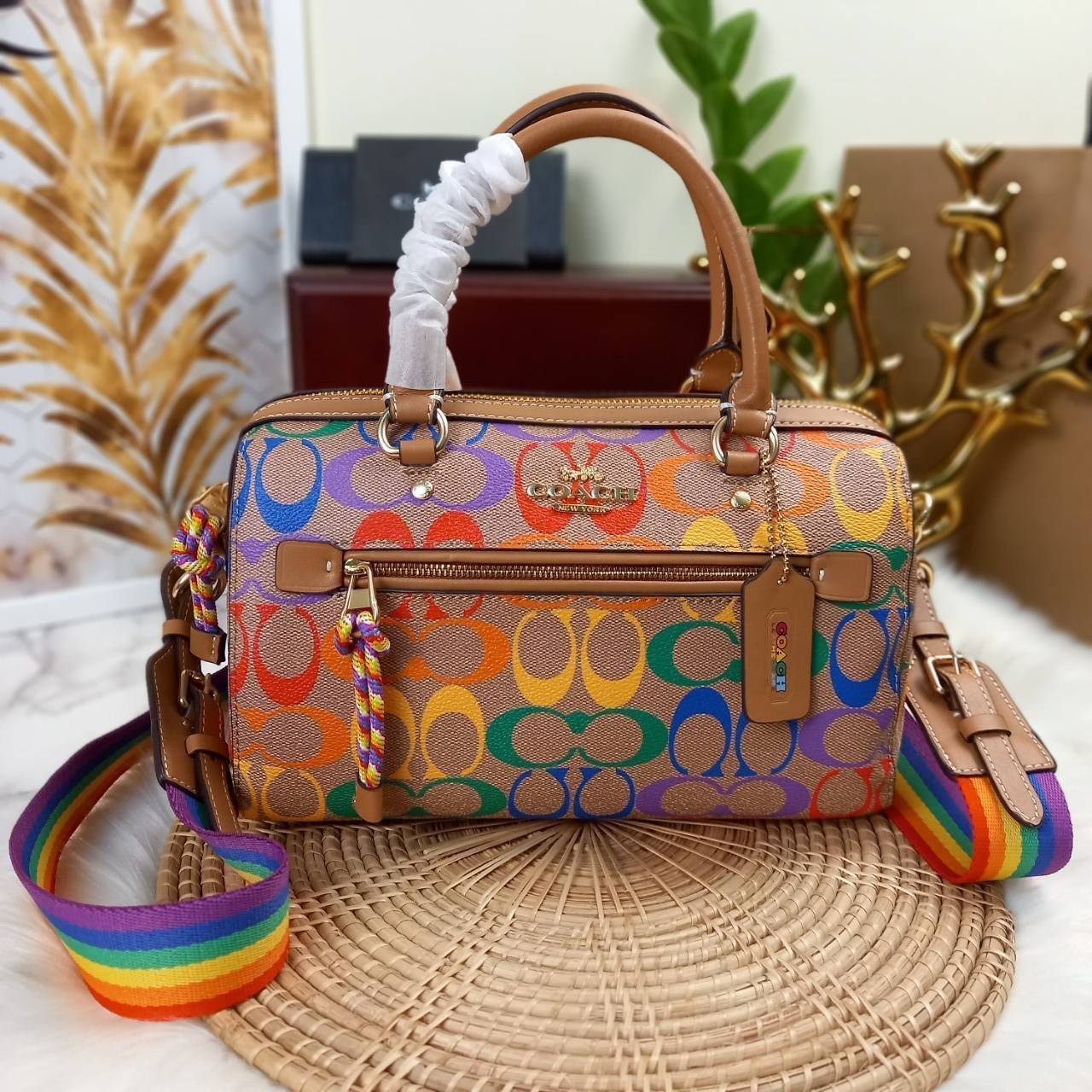 COACH ROWAN SATCHEL IN RAINBOW SIGNATURE CANVAS (COACH C4396)🌈 คอลเลคชั่นที่มาแรงที่สุด ร้อนแรงได้อย่างไม่มีแผ่วลงเลยสักนิด! โดดเด่น สดใส สะดุดตา🌈 ระดับตัวTOP ต้องยกให้เธอเลย กับ COACH ทรงหมอน 10" คอลเลคชั่นนี้// วัสดุหนังแคนว