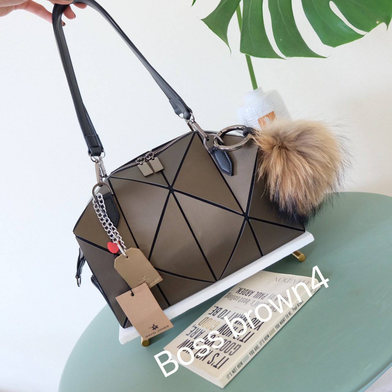 กระเป๋าถือ/สะพาย ทรงสวย เหมือนซื้อ1ได้4 โอ้ย 🤩🤩 คุ้มสุดๆไปเลยค่า เพราะตัวกระเป๋าปรับได้ถึง4 แบบตามการใช้งานเลยน๊าแถมตัวกระเป๋าน้ำหนักเบาอีกด้วย ✨✨✨ สายสะพายถอดได้แถมสายยาวให้อีก 1 เส้น กระเป๋าทรงสุดฮิตจากแบรนด์ David J