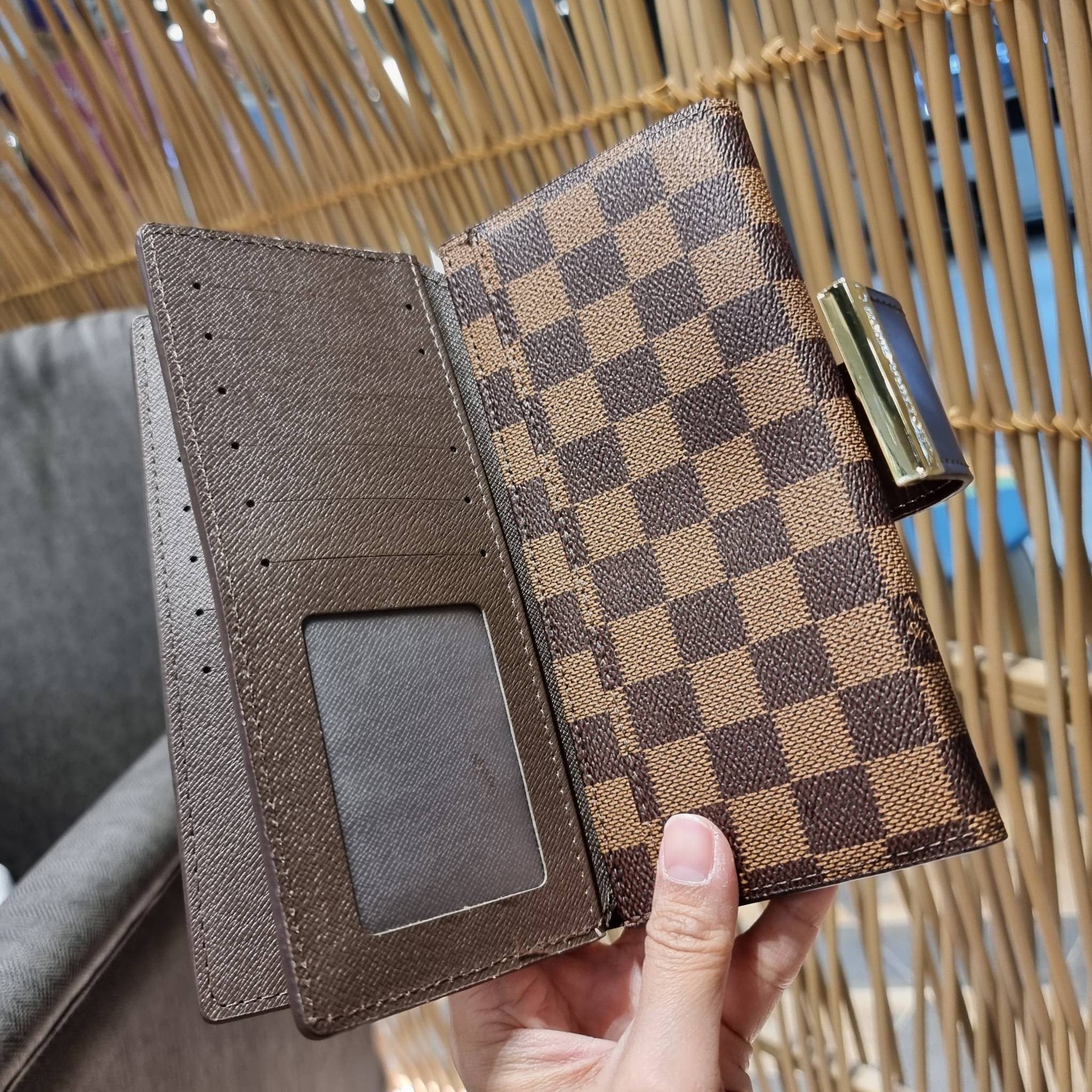 VIP 】ได้เวลาเปลี่ยนกระเป๋าสตางค์รับทรัพย์กันแล้ว!! LV vip wallet กระเป๋าสตางค์พรีเมี่ยมกิ๊ฟ เป็นไอเท็มหายาก ที่สาวๆต้องว้าว!! ใบยาวขนาดกำลังเหมาะมือ ถือแล้วขับผิวทุกสี วัสดุหนังแคนวาส ทนทาน เปิด-ปิดด้วยกระดุม ภายในมีช่องใส่บัตรเยอะมาก แบ่งสัดส่วนสวย ใส่ธน