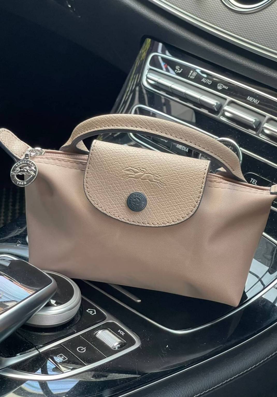LONGCHAMP LE PLIAGE ORIGINAL Pouch with handle กระเป๋าถือขนาดมินิทรงpouch ให้ความหรูหราจาก Le Pliage (เลอ ปลิยาจ) ในขณะที่ที่ปิดแบบซิปช่วยให้คุณมั่นใจได้