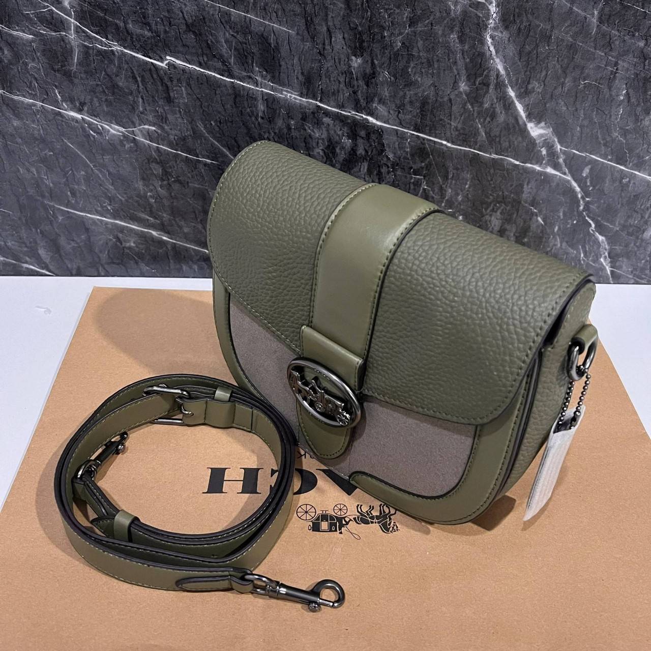 OUTLET 】COACH C2805 GEORGIE SADDLE BAG ใบงาม น้องน่ารัก สุดเรียบหรู เลยทีเดียว วัสดุหนังpebble ตัวกระเป๋าหนังแท้ ตรงกลางตัดกำมะหยี่เพิ่มความหรูหราอย่างลงตัว ภายในกระเป๋ามีช่องเอนกประสงค์กระดุมแป๊ก ซับในผ้า ด้านนอกกระเป๋าเปิด สายสะพายถอดปรับระดับ สำหรับสะพ